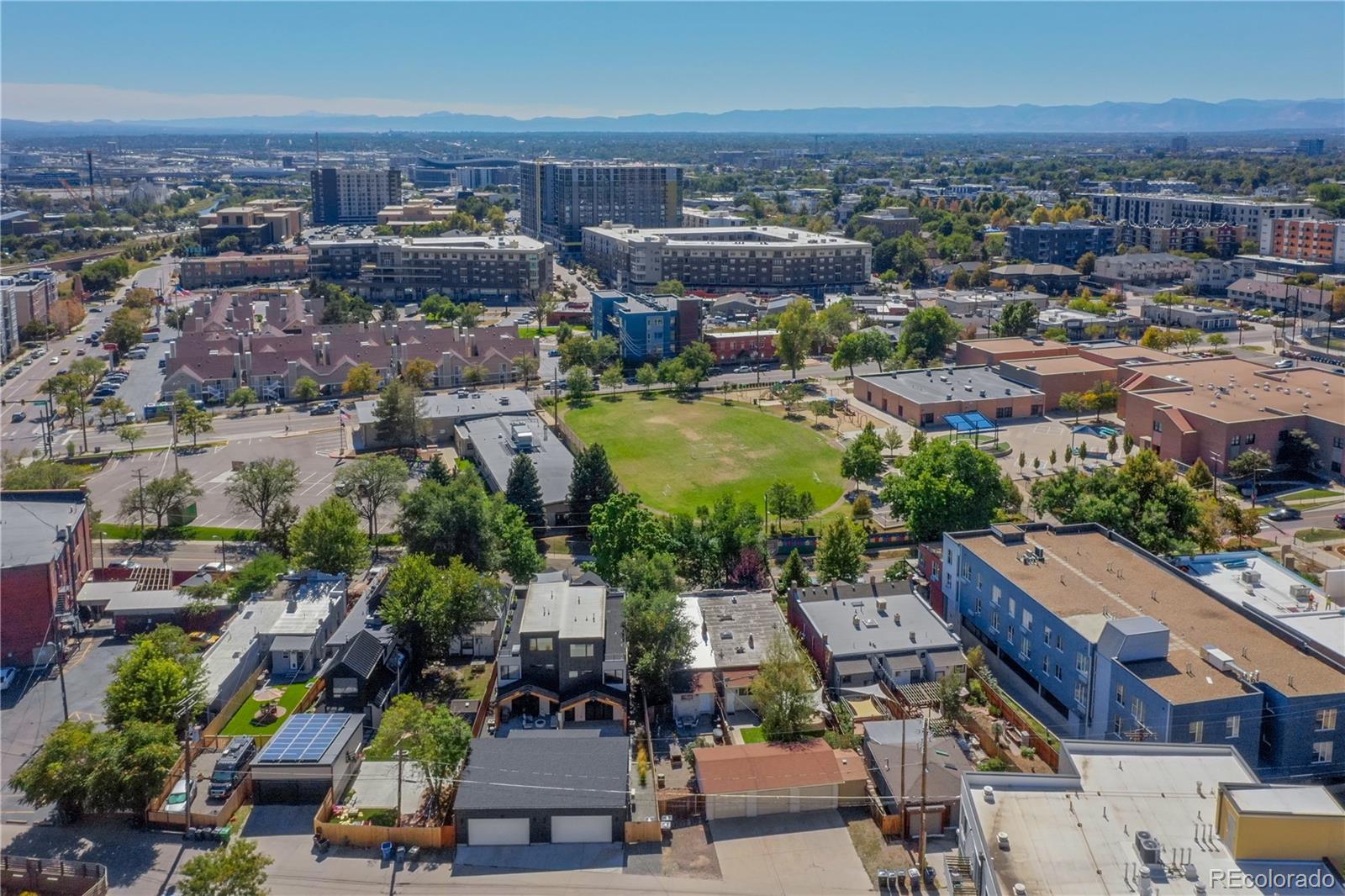 2437 W Dunkeld Place