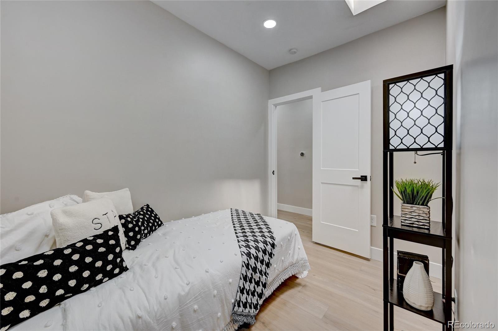 2437 W Dunkeld Place