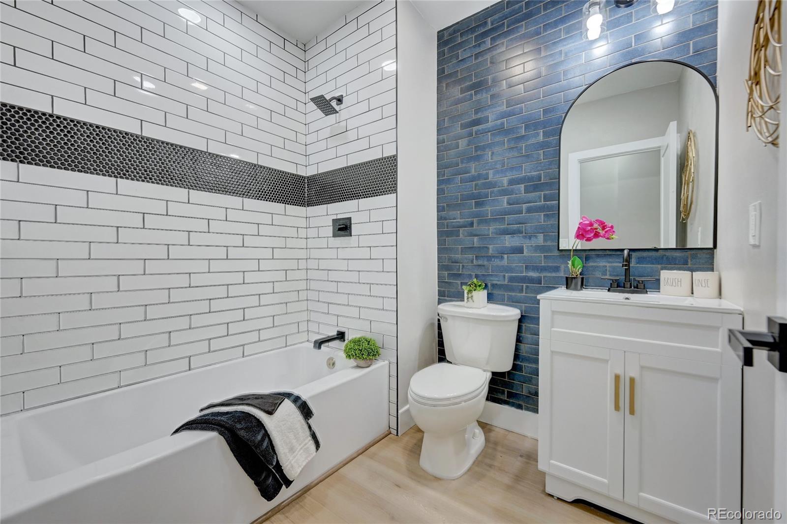 2437 W Dunkeld Place