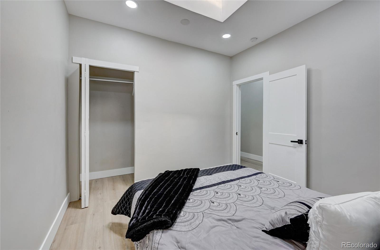 2437 W Dunkeld Place