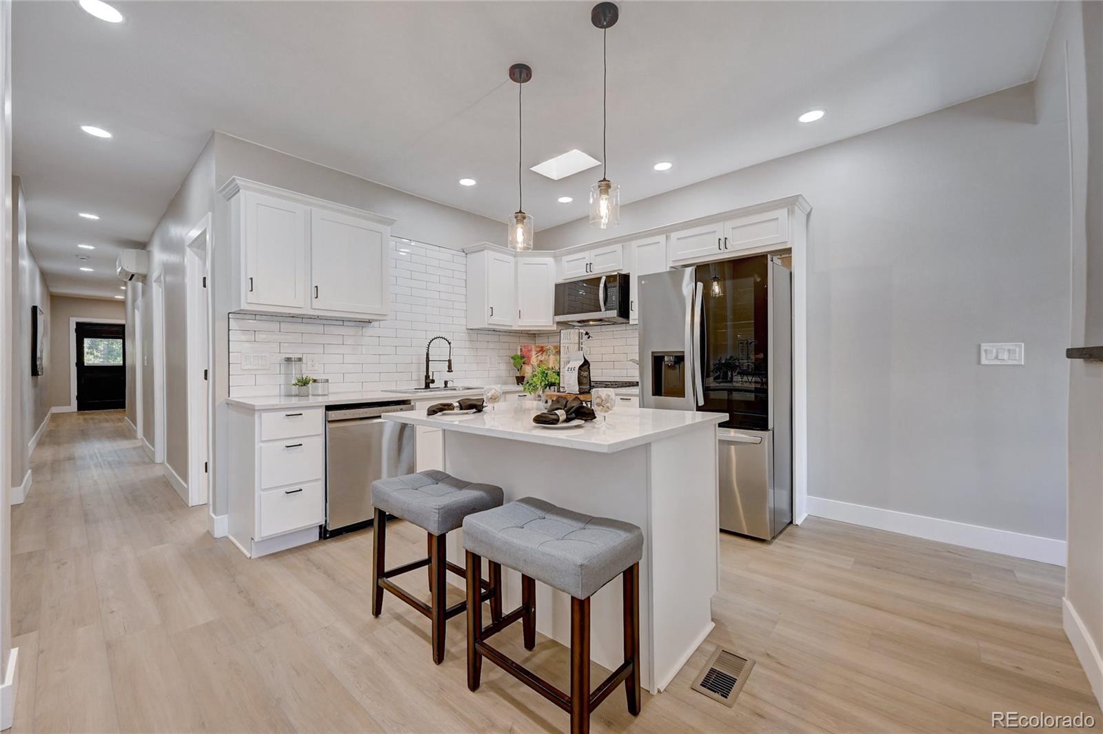 2437 W Dunkeld Place