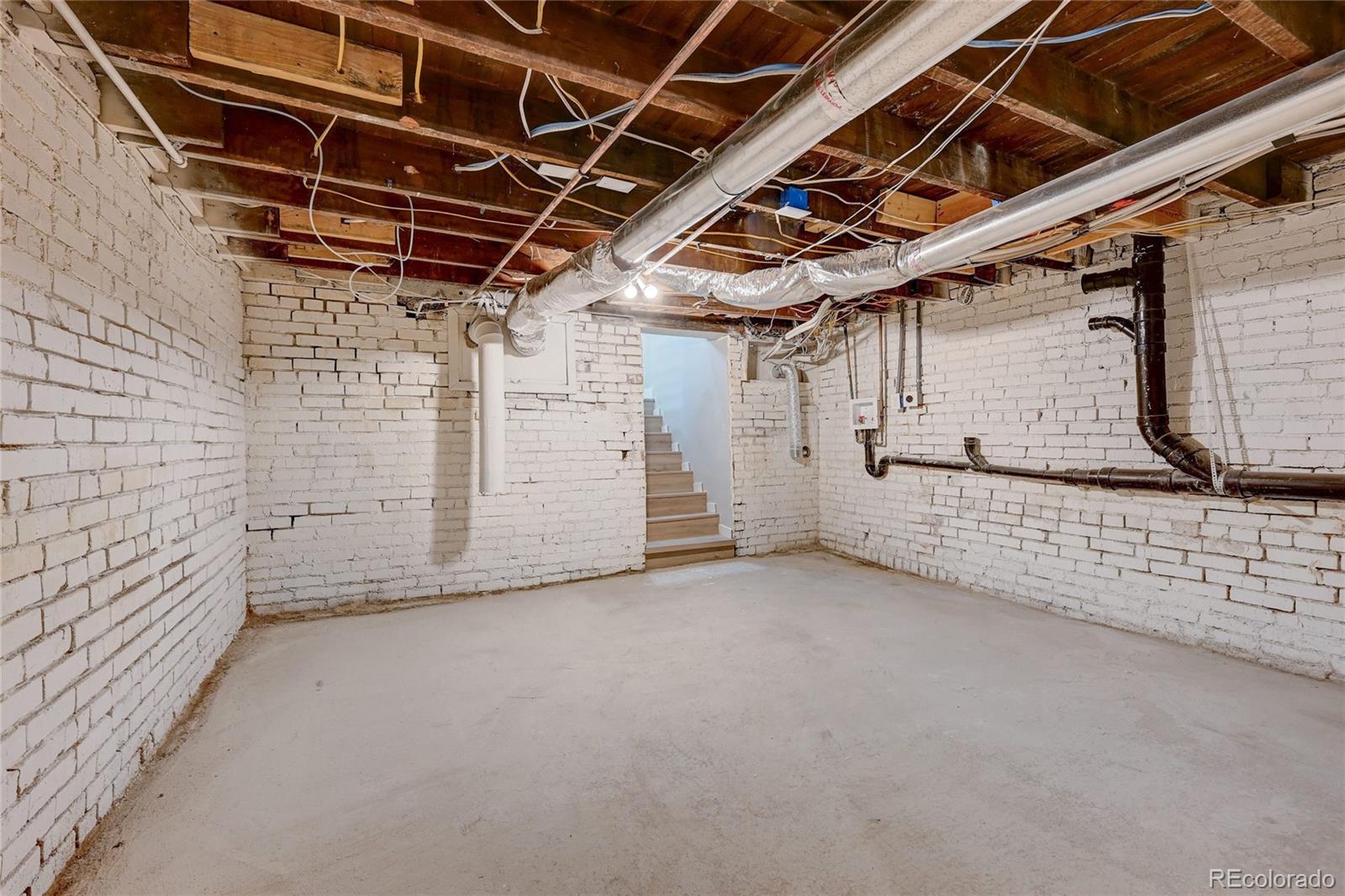 2437 W Dunkeld Place