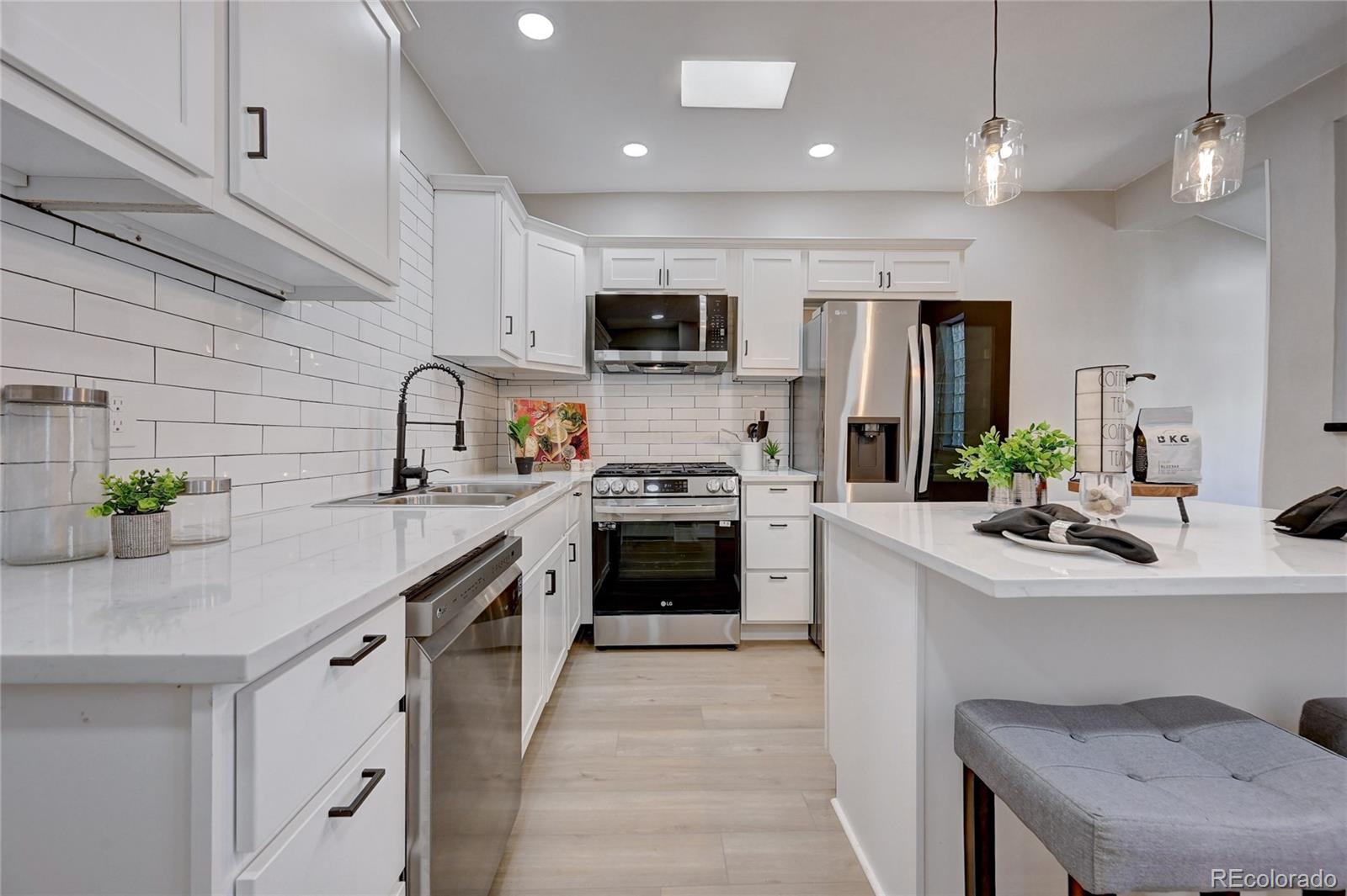 2437 W Dunkeld Place