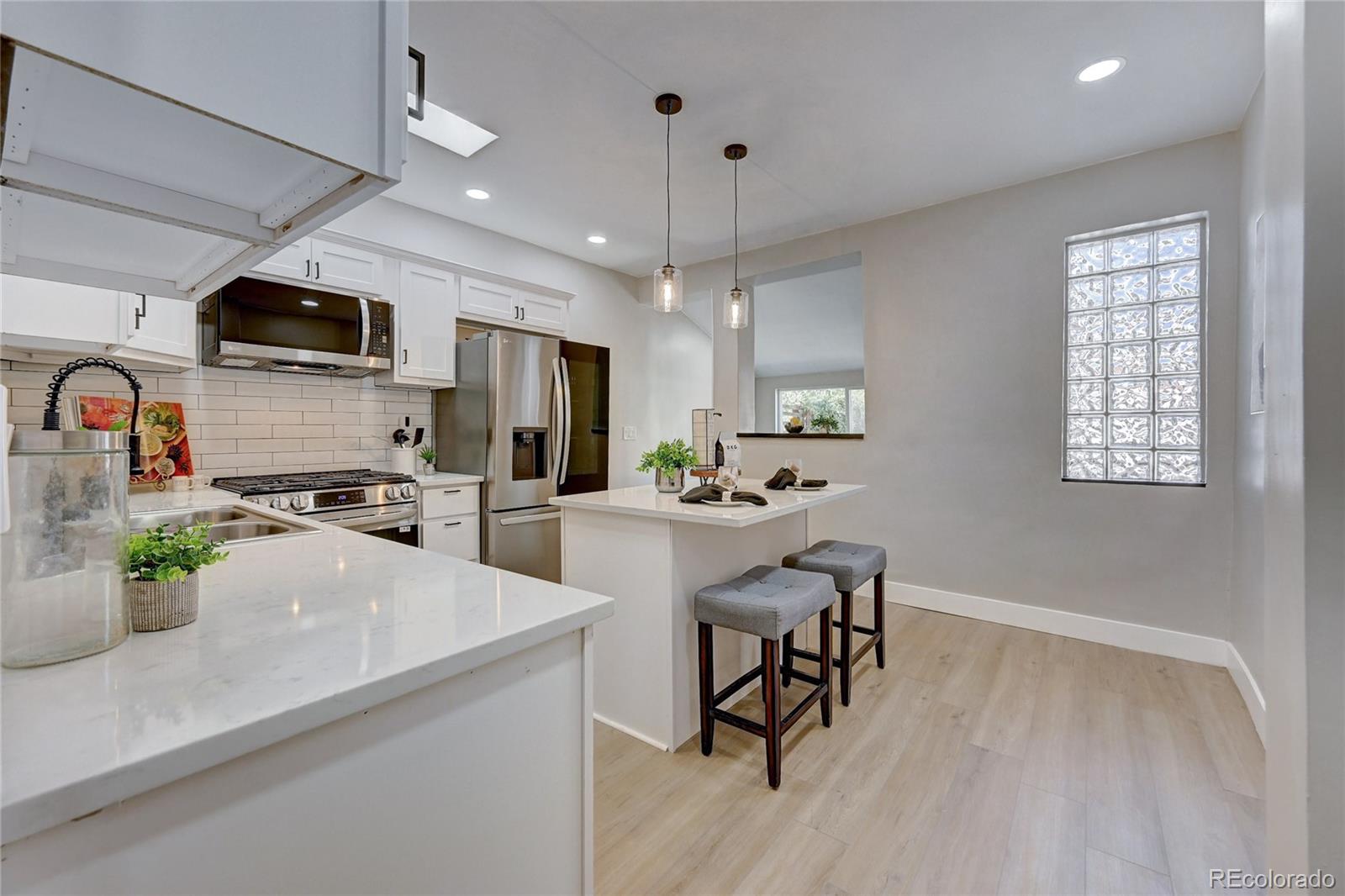 2437 W Dunkeld Place