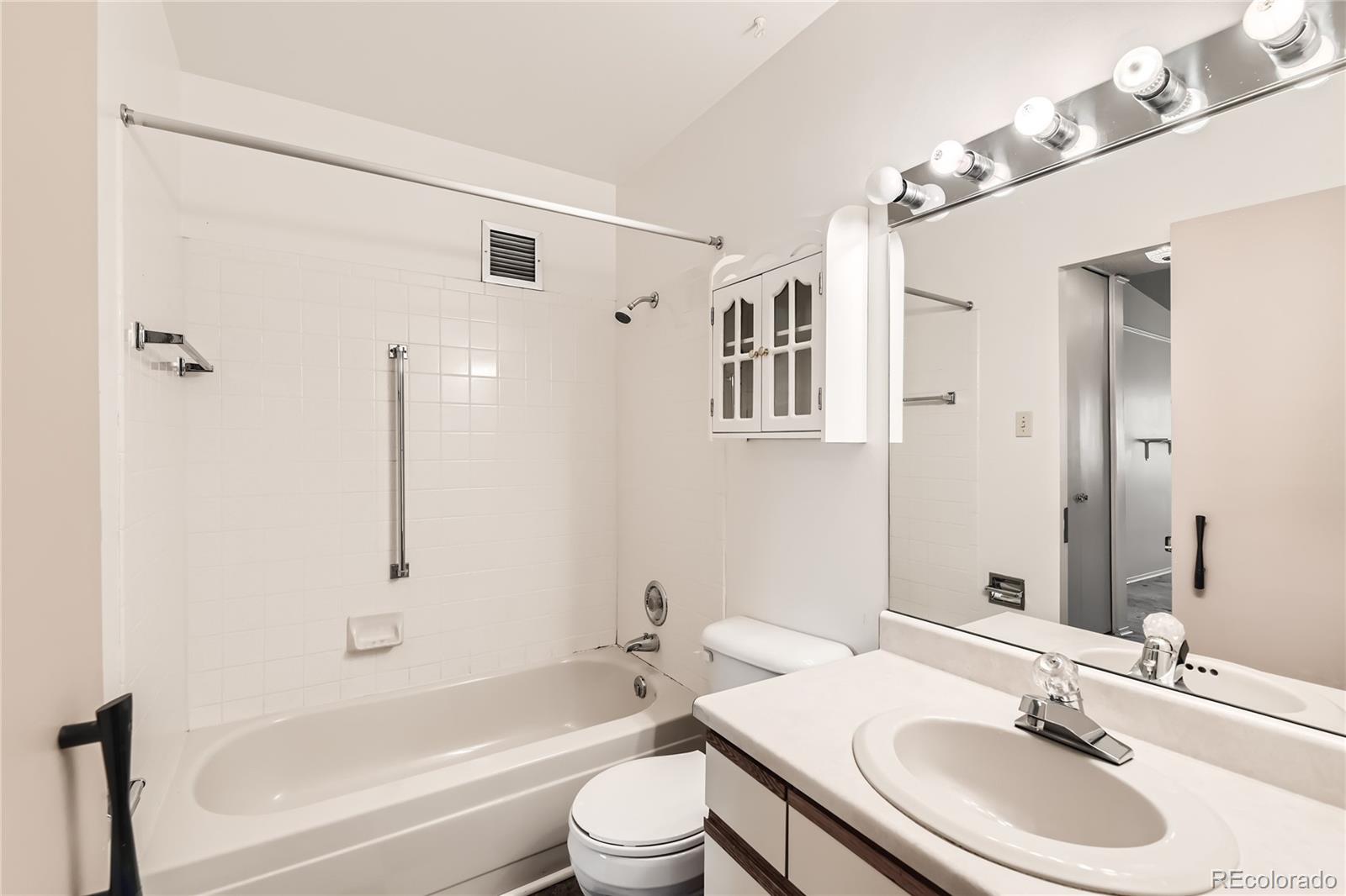 735 S Clinton Street Unit: 6-B