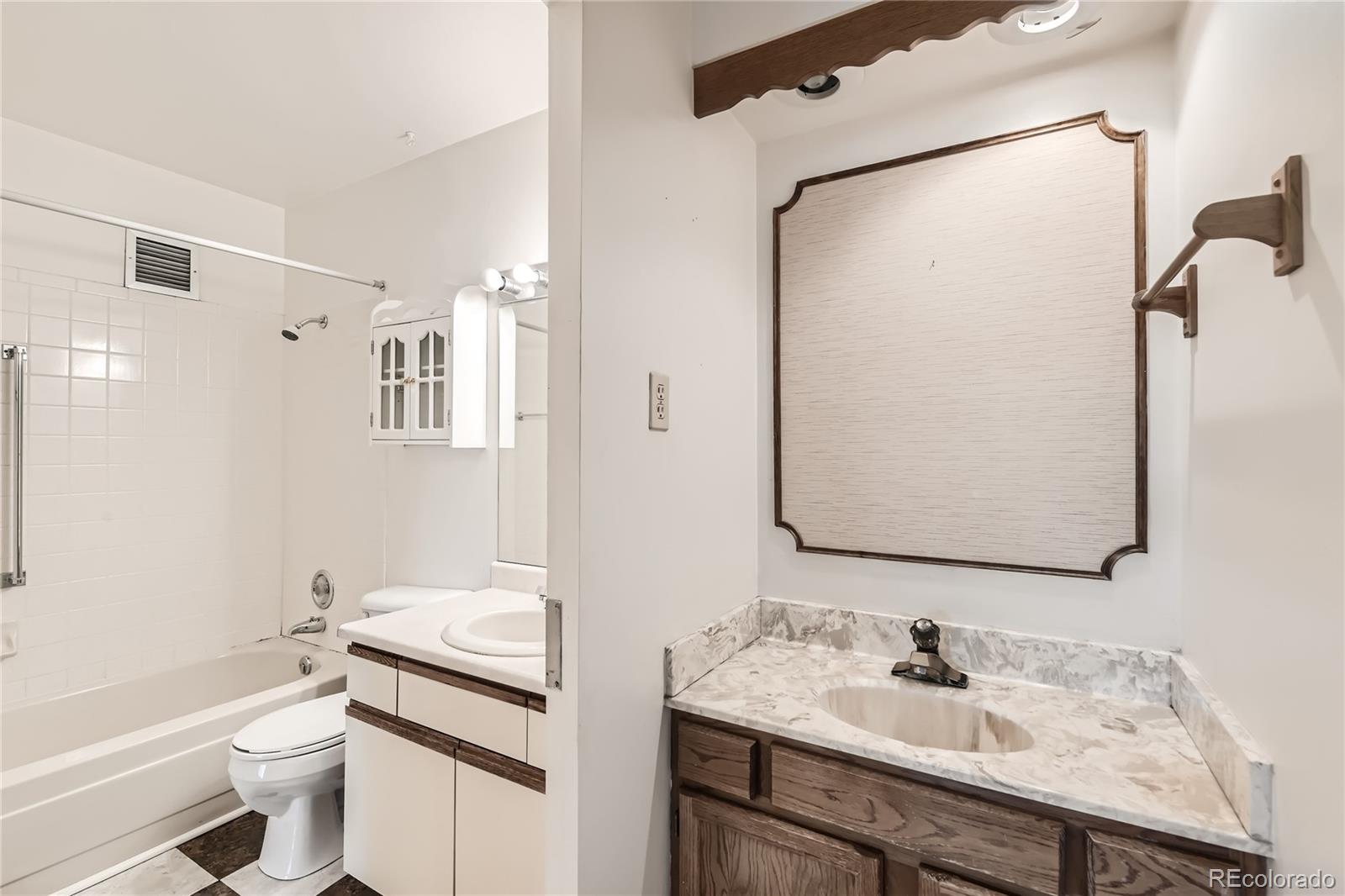 735 S Clinton Street Unit: 6-B