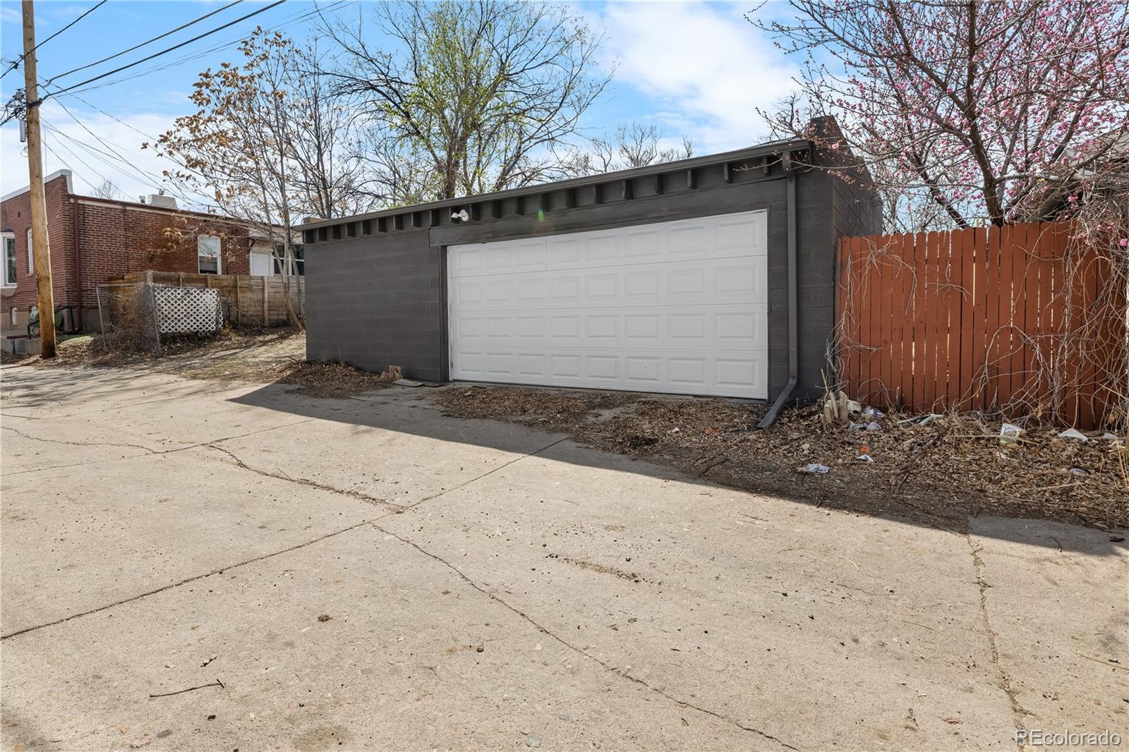 2207 E 25th