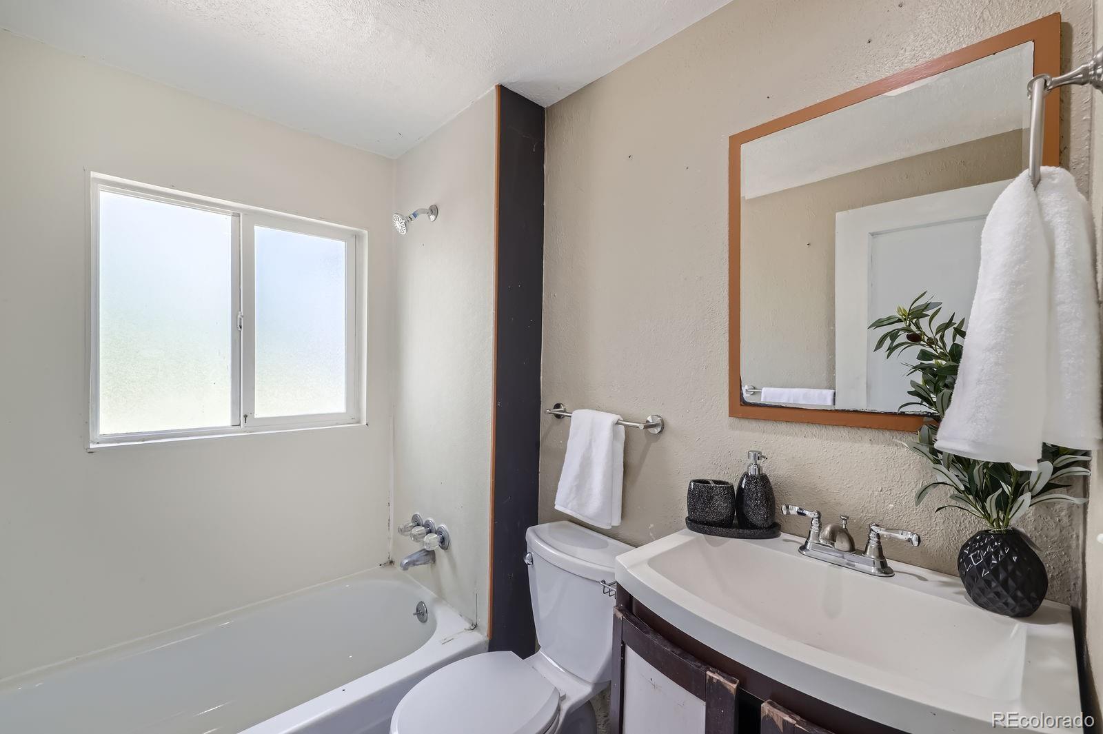 1115 W Quincy Avenue