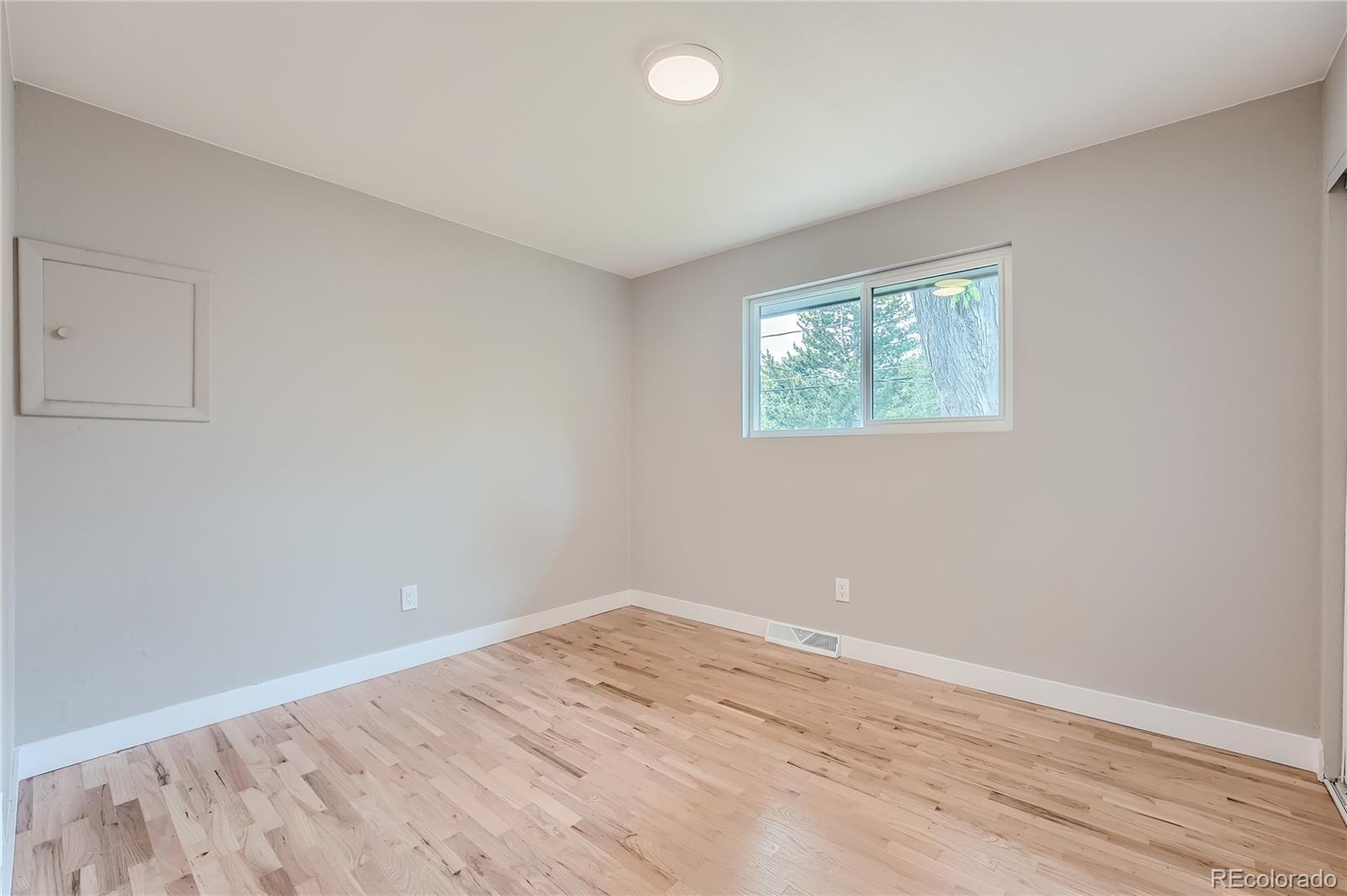 990 E Dogwood Avenue