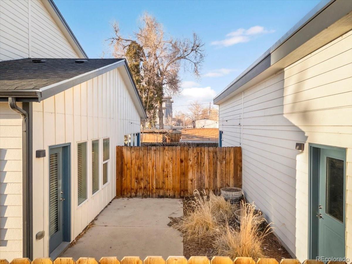 2952 S Delaware Street