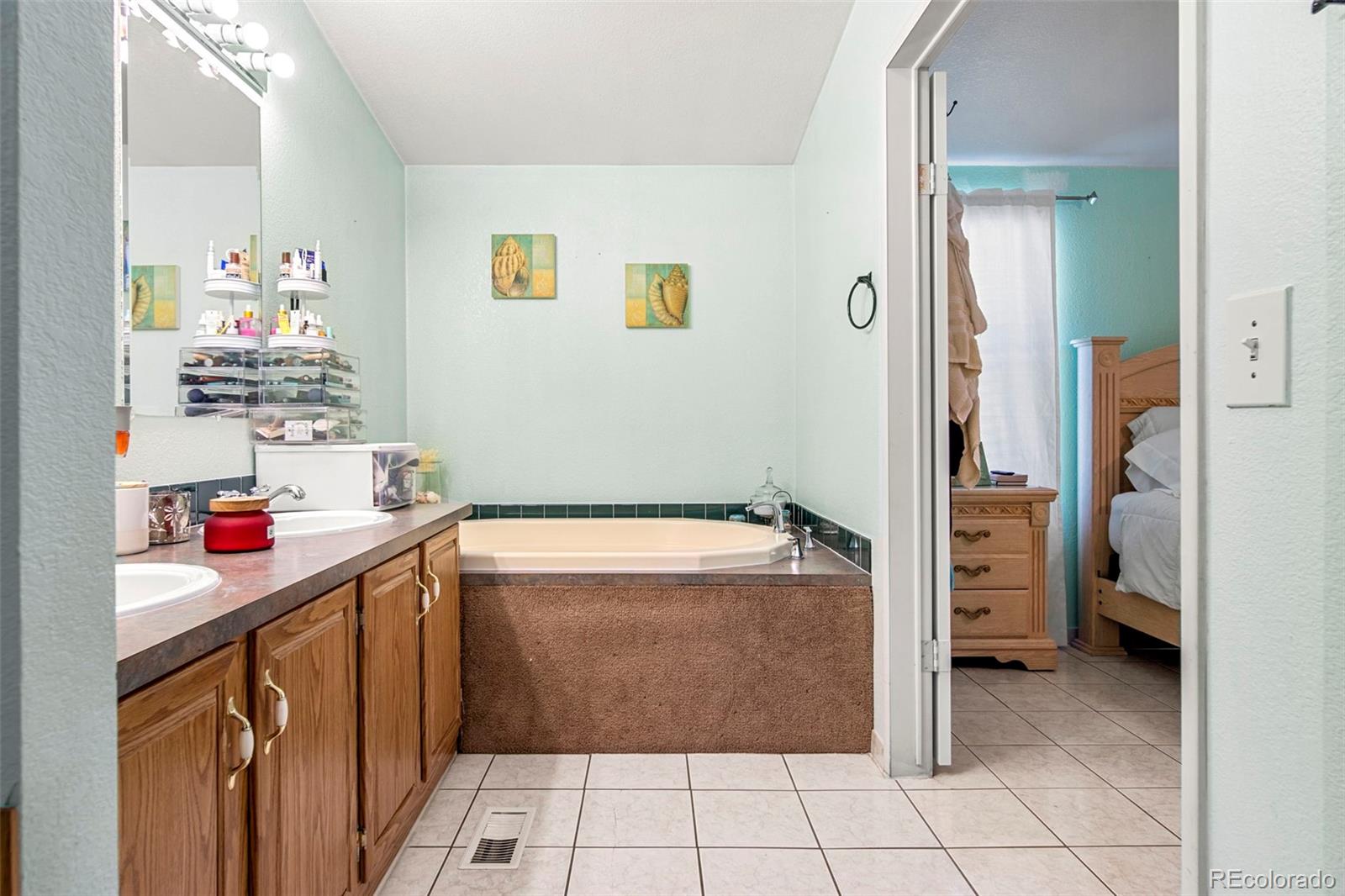 2400 W Wesley Avenue