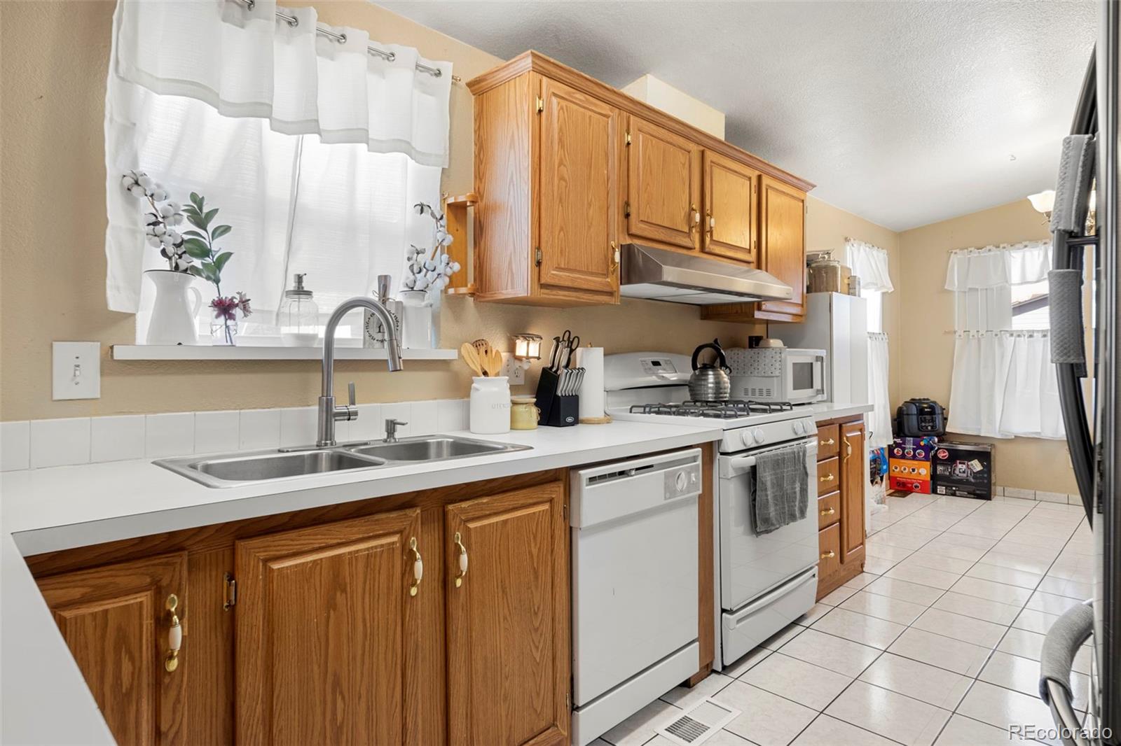 2400 W Wesley Avenue
