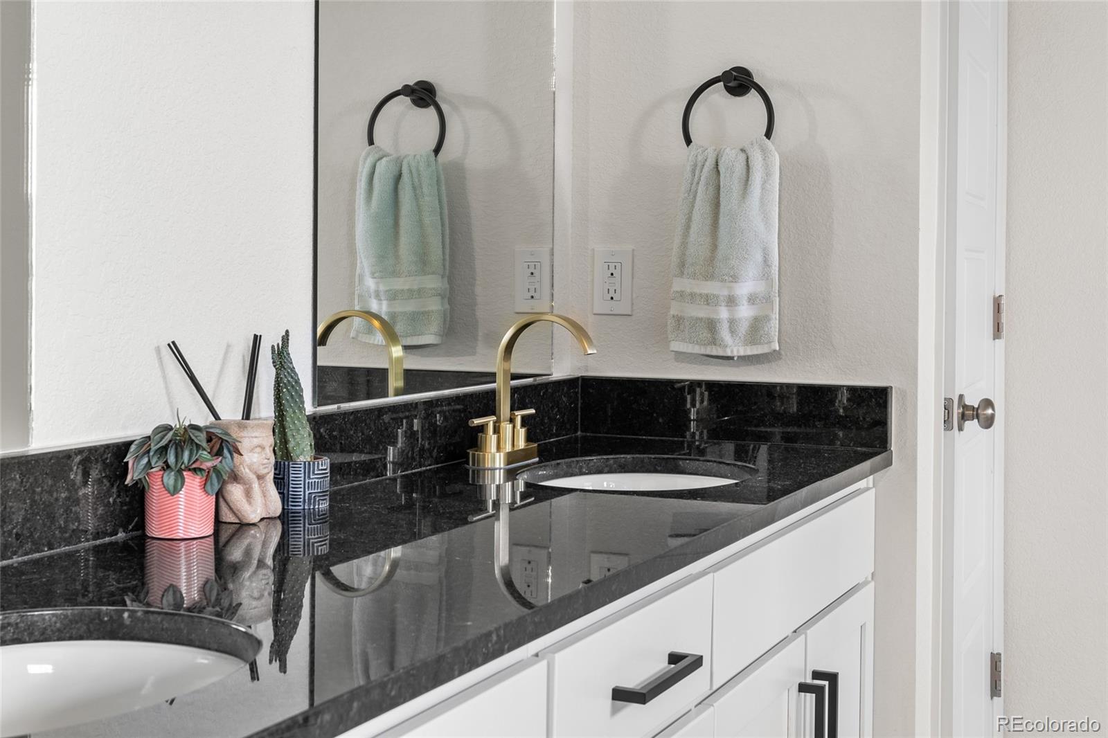 Reunion FReunion F Mobile Street