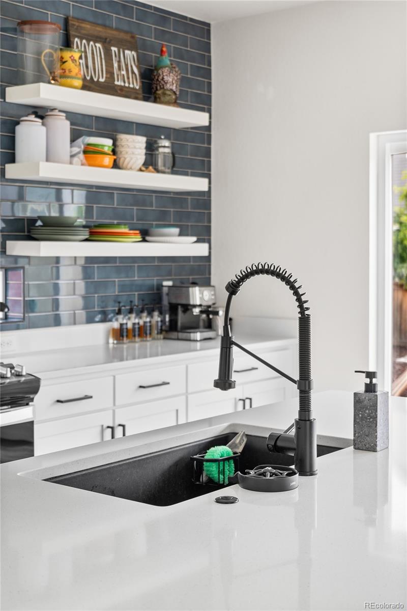 Reunion FReunion F Mobile Street