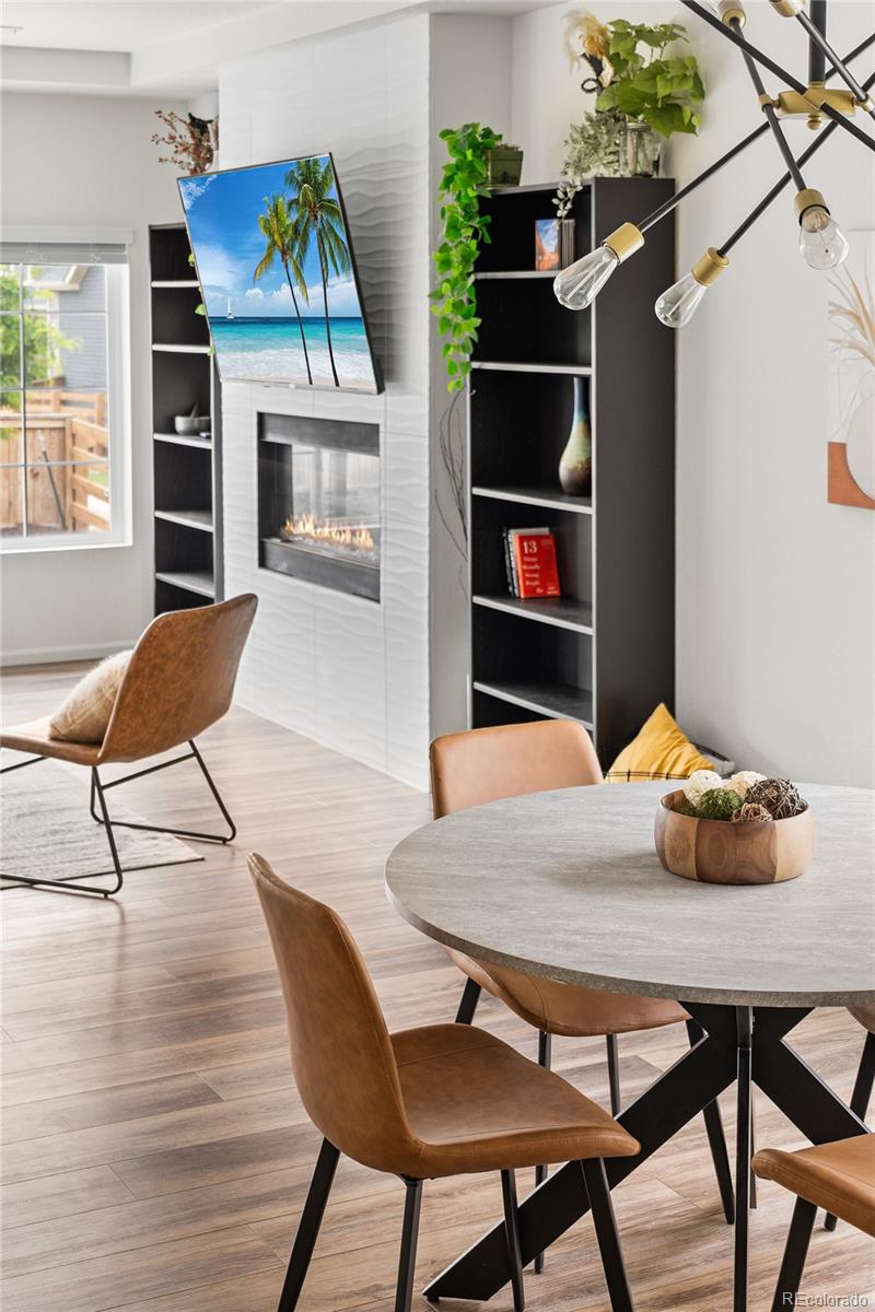 Reunion FReunion F Mobile Street