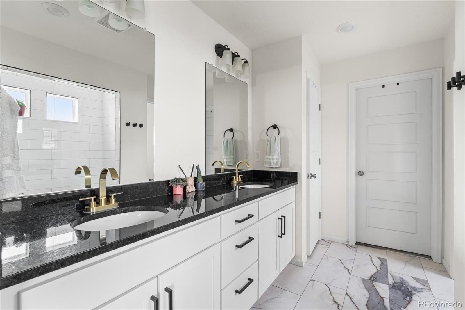 Reunion FReunion F Mobile Street