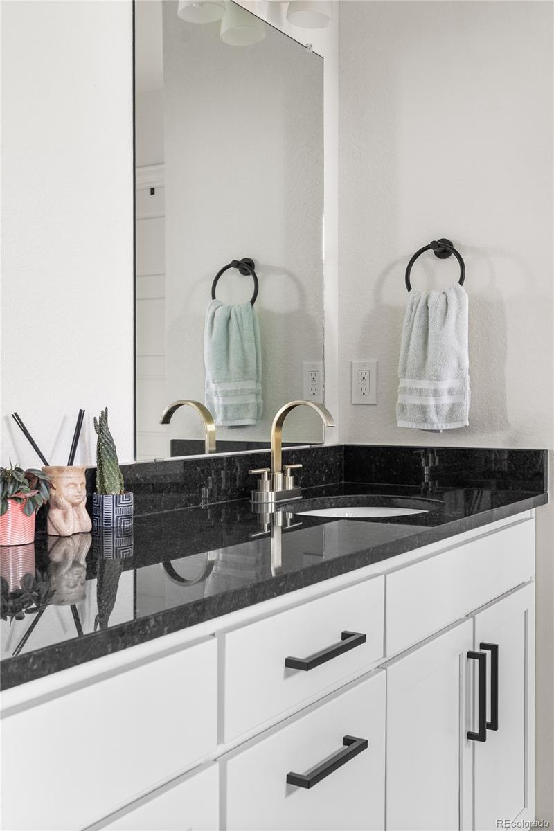 Reunion FReunion F Mobile Street