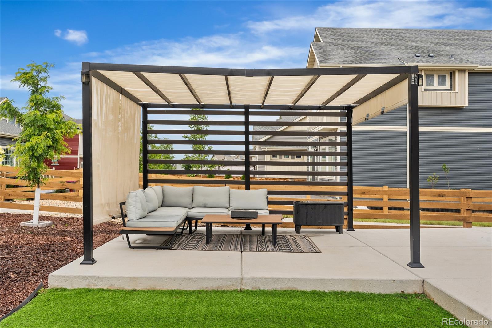 Reunion FReunion F Mobile Street