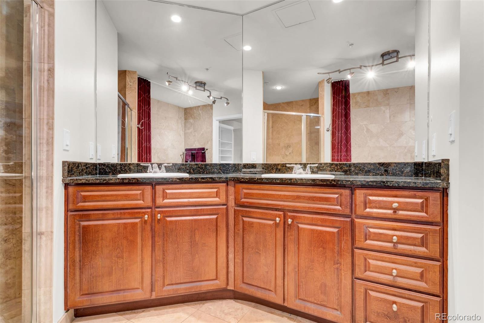 925 N Lincoln Street Unit: 3C