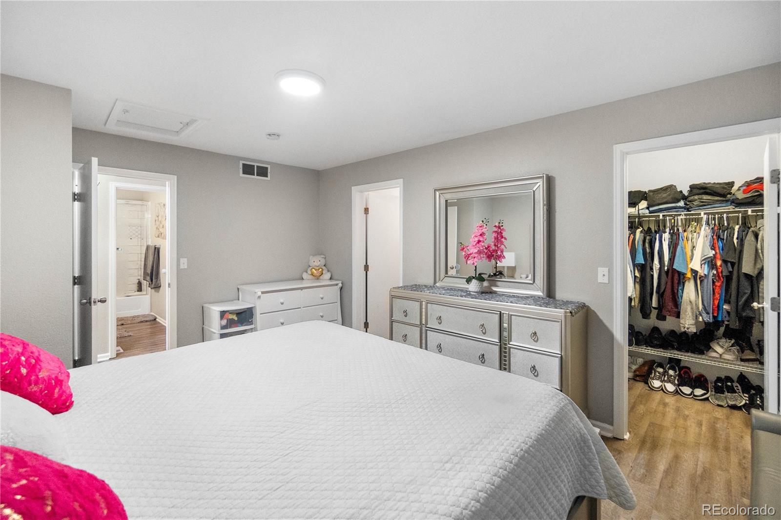 5562 Flanders Street