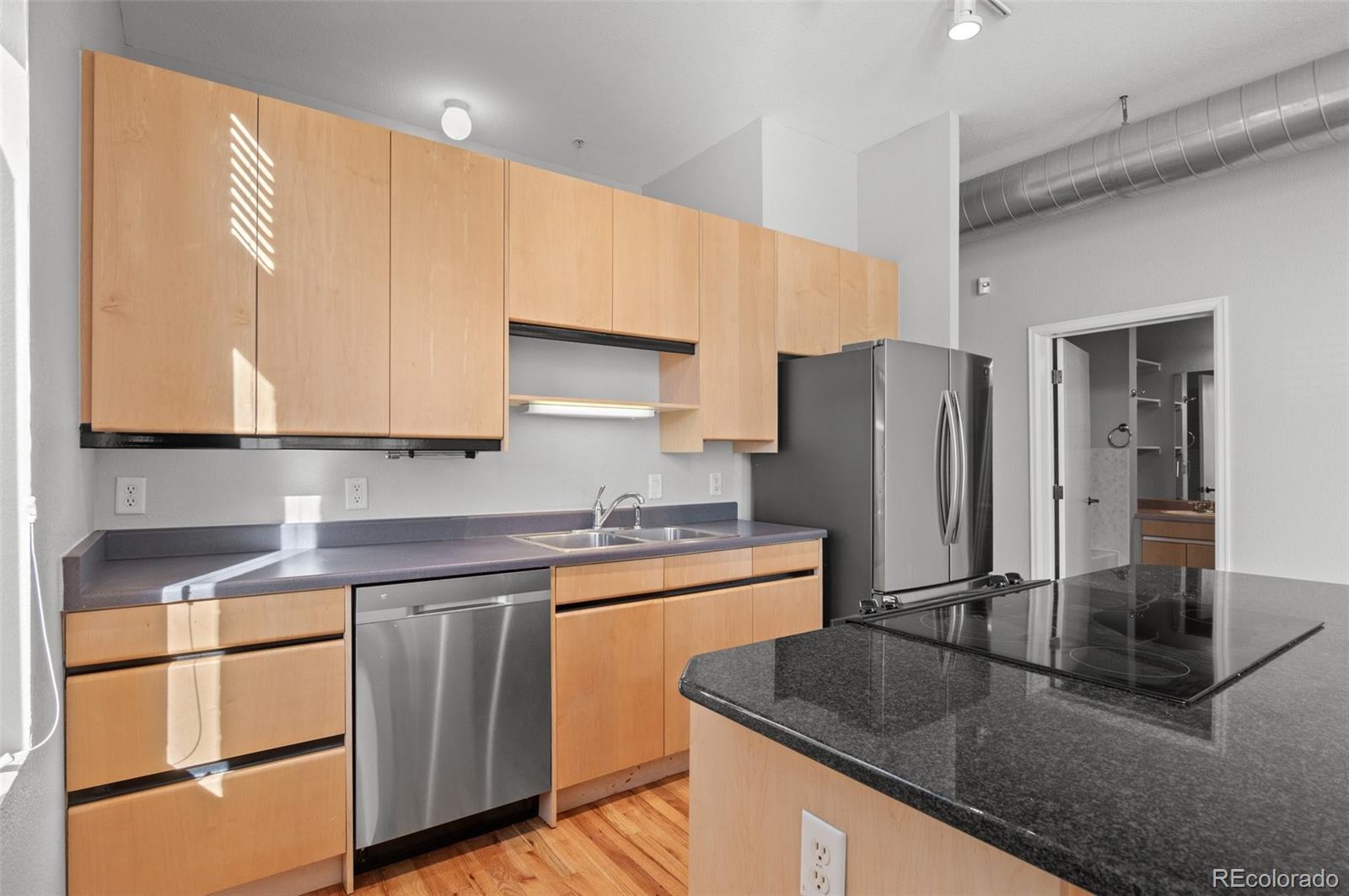 220 Roslyn Street Unit: 701