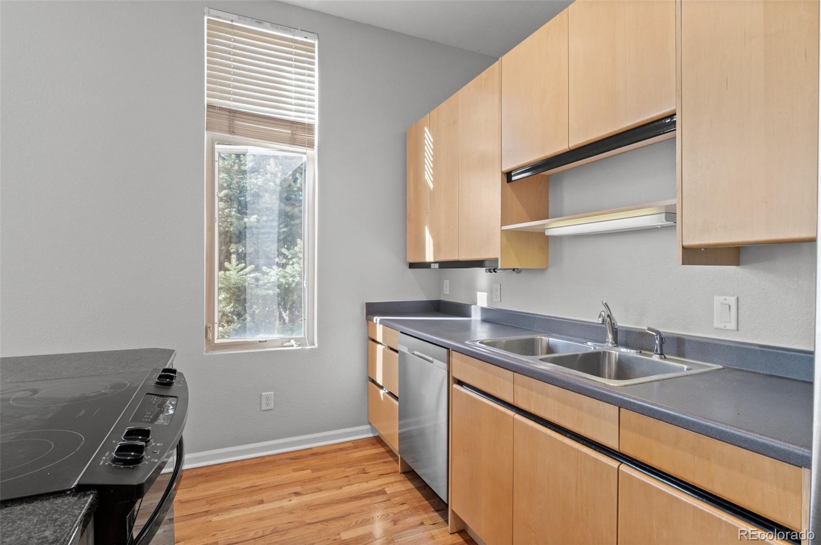 220 Roslyn Street Unit: 701