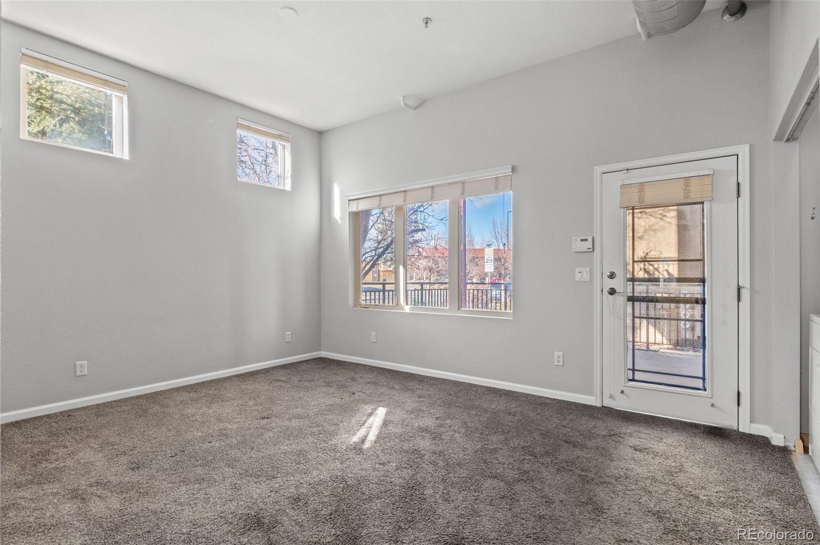 220 Roslyn Street Unit: 701