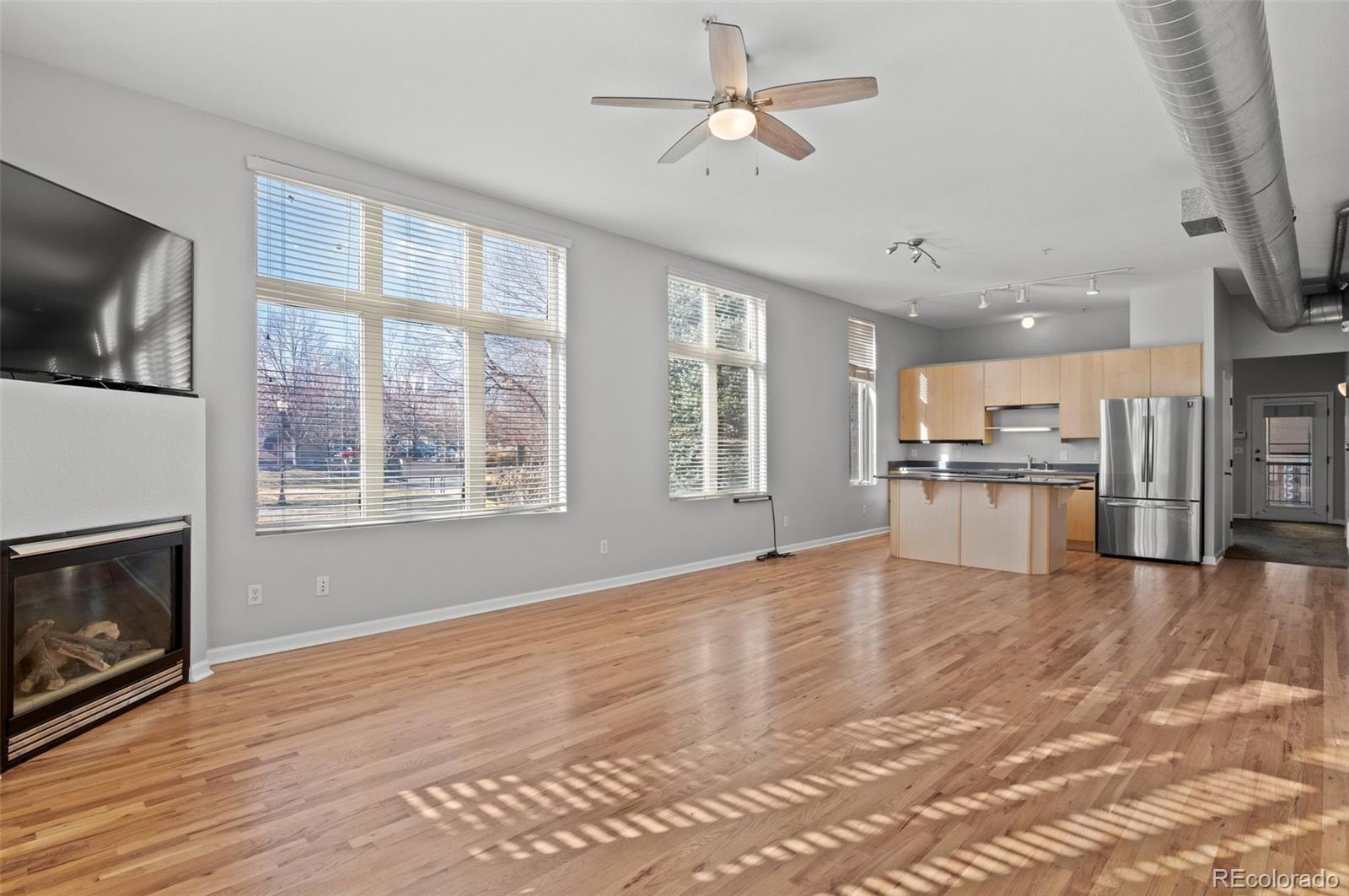 220 Roslyn Street Unit: 701