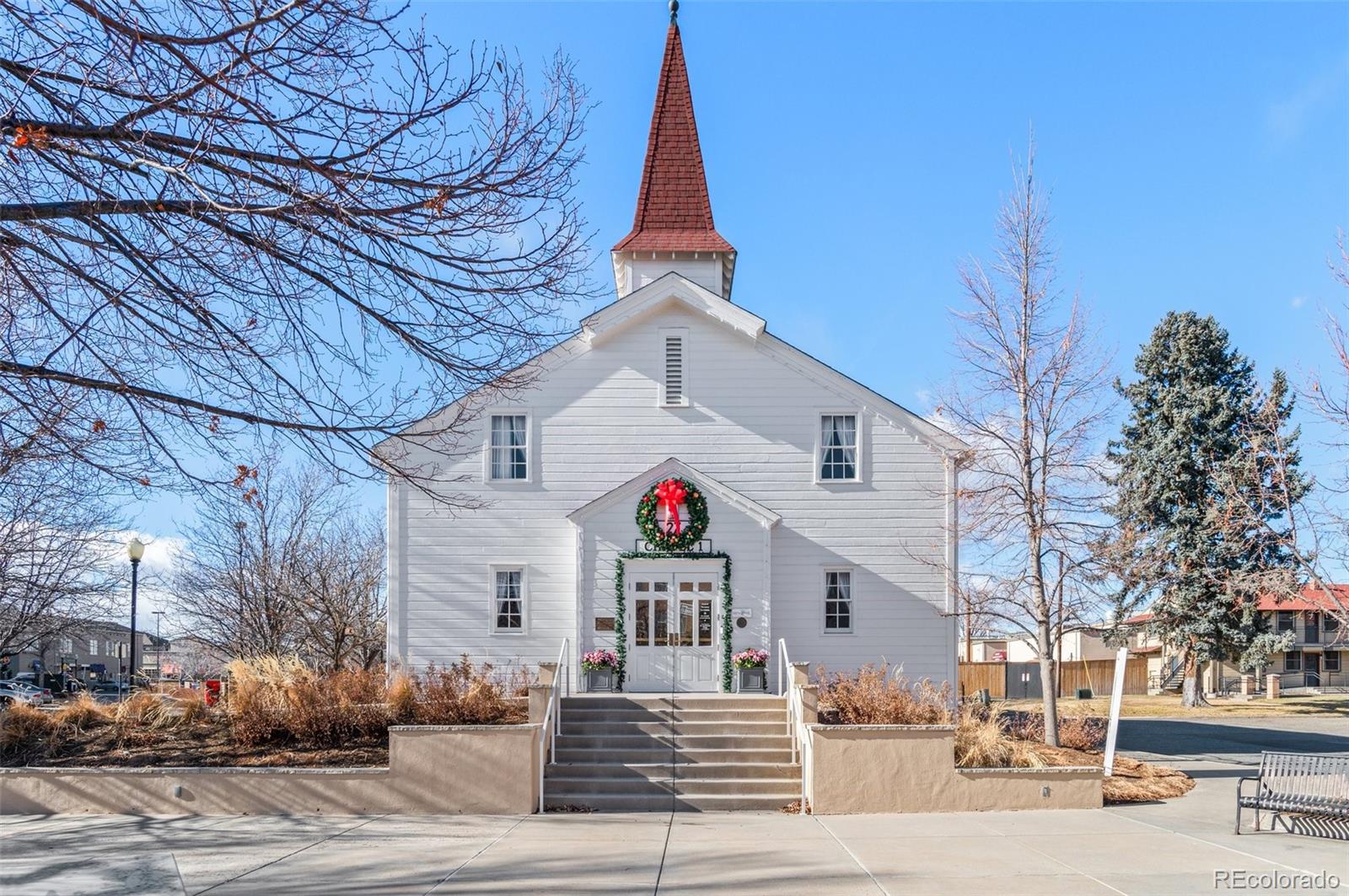 220 Roslyn Street Unit: 701