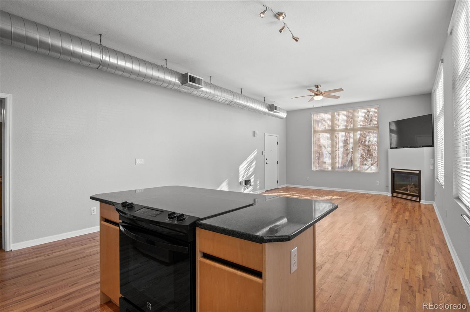220 Roslyn Street Unit: 701