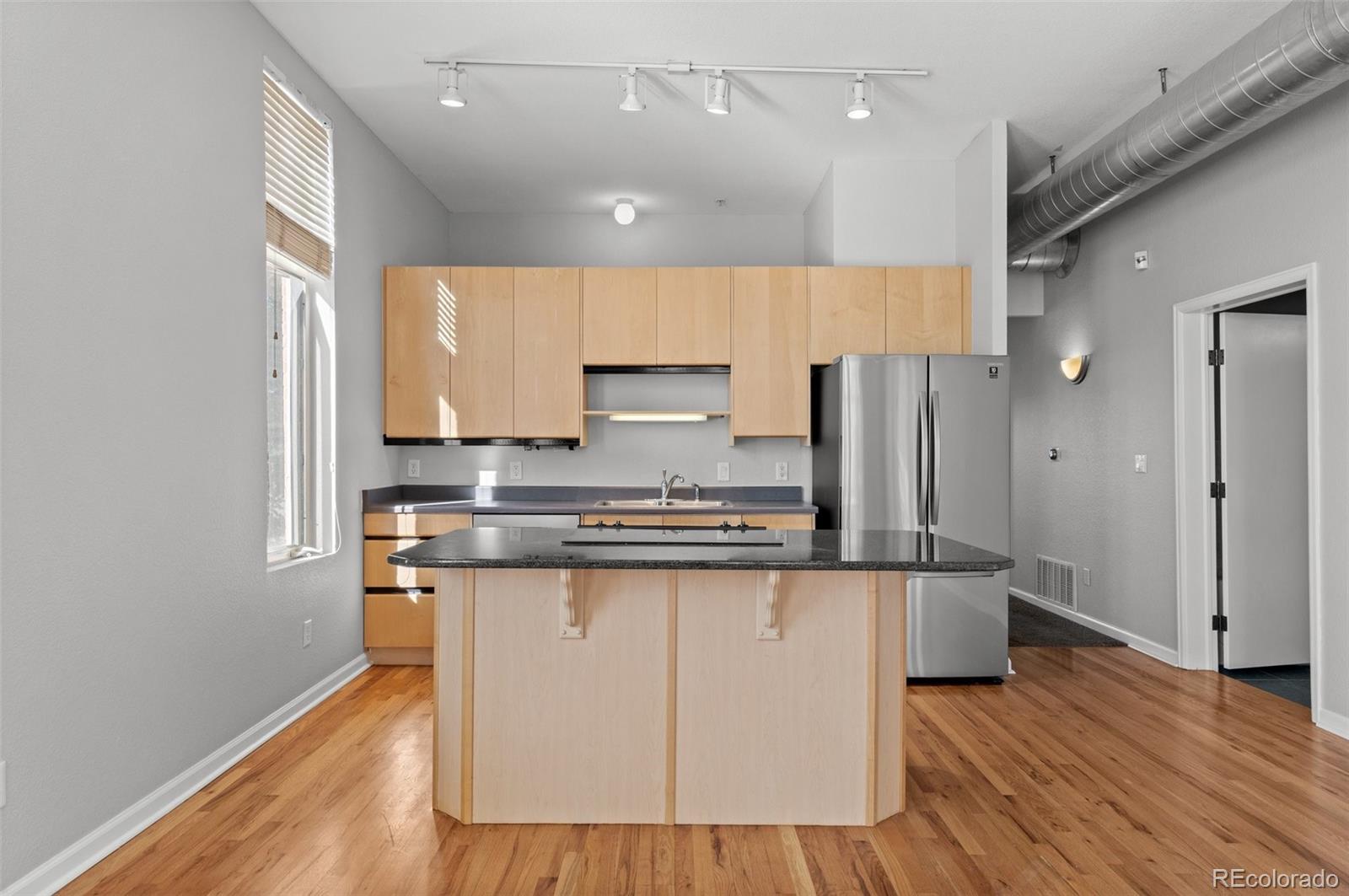 220 Roslyn Street Unit: 701