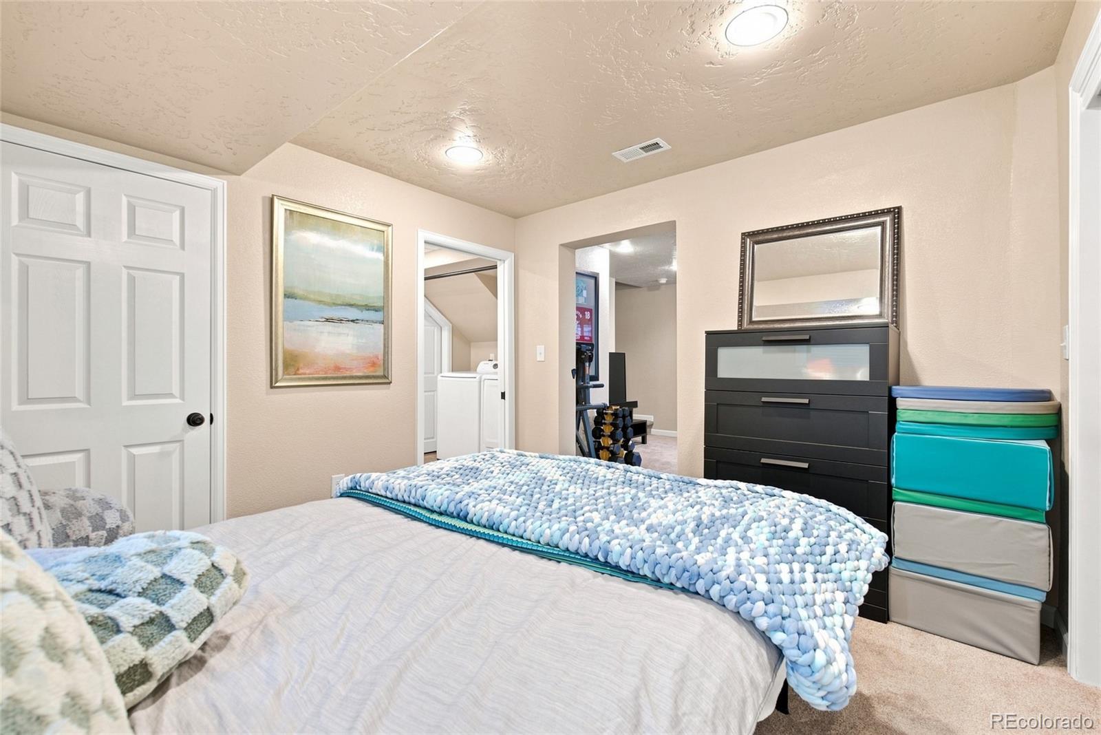 8859 Cloverleaf Circle