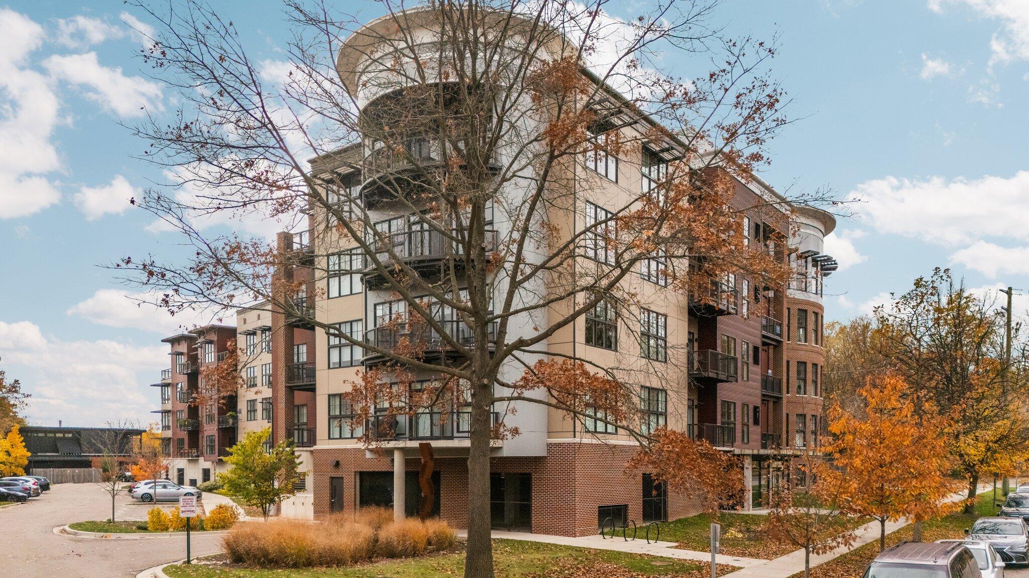 218 W Kingsley Street, 203