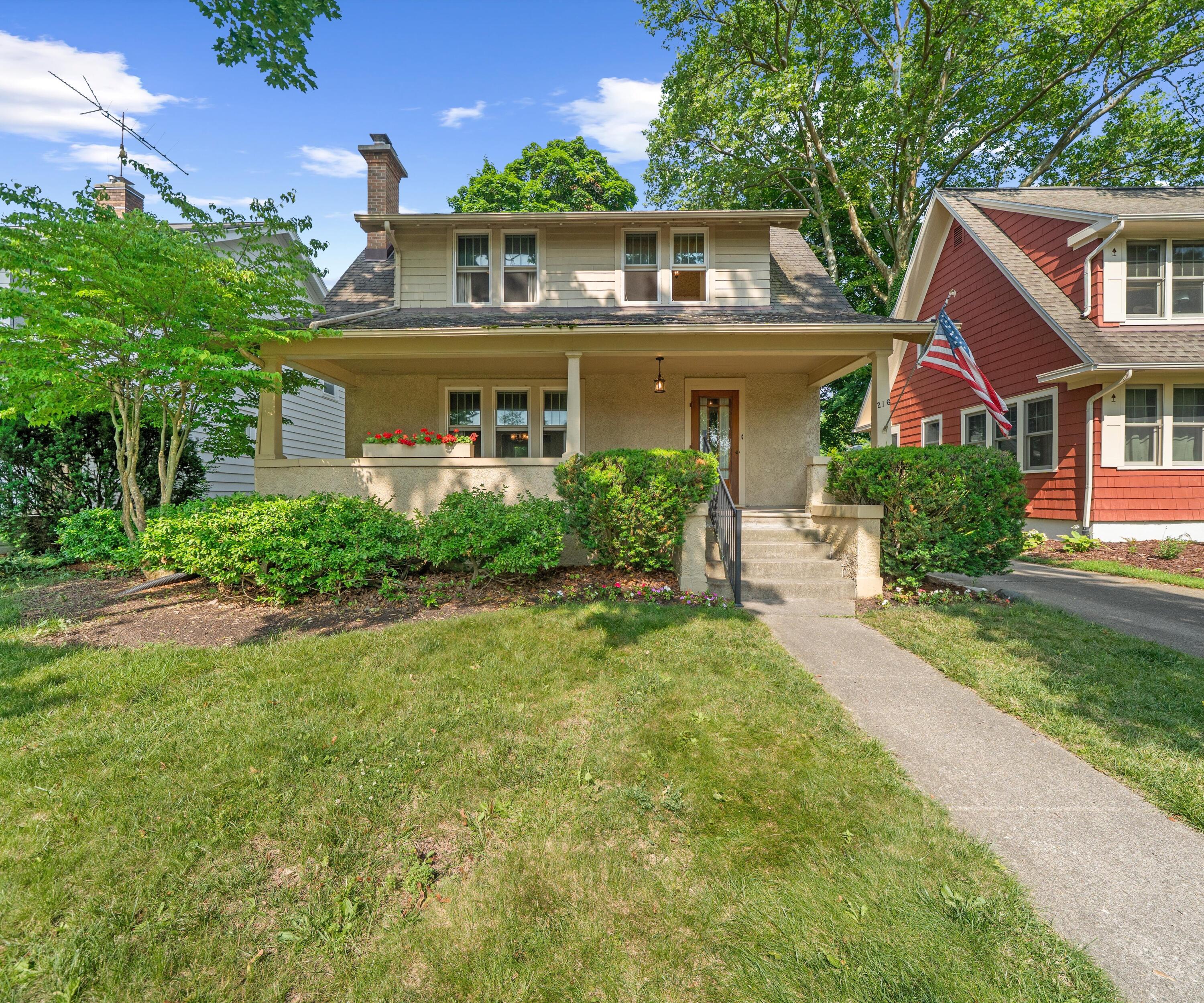 216 Kenwood Avenue