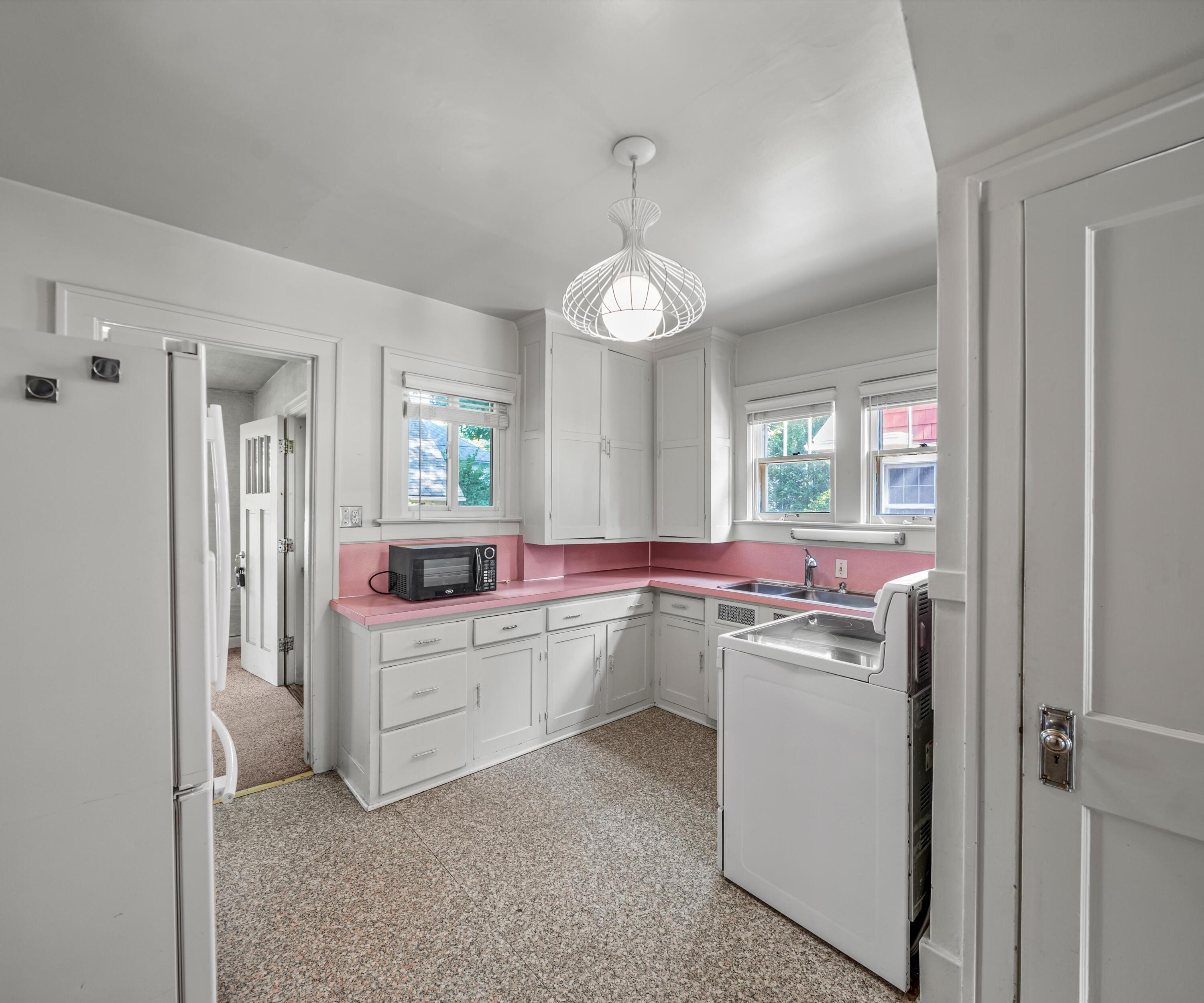 216 Kenwood Avenue