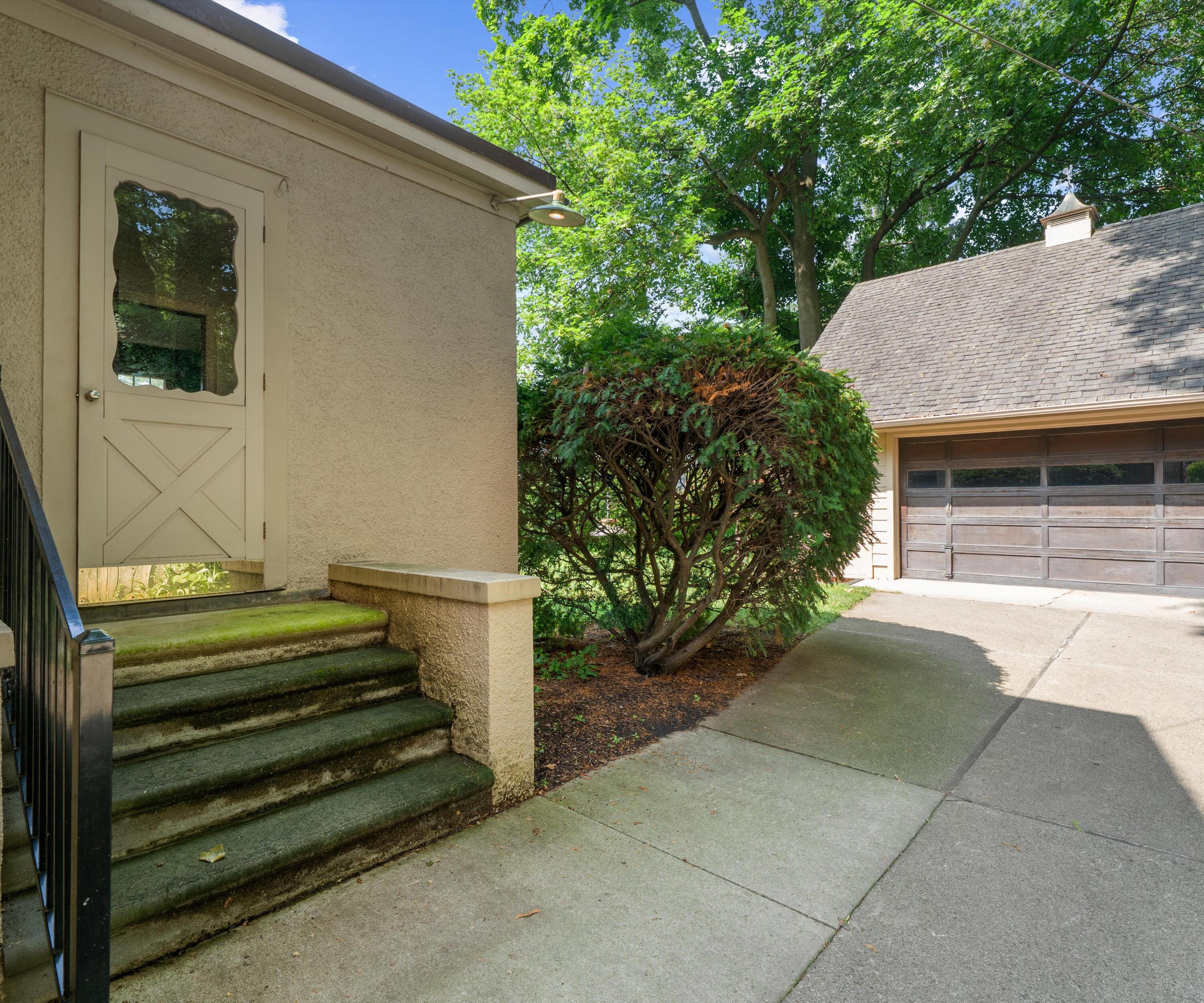 216 Kenwood Avenue