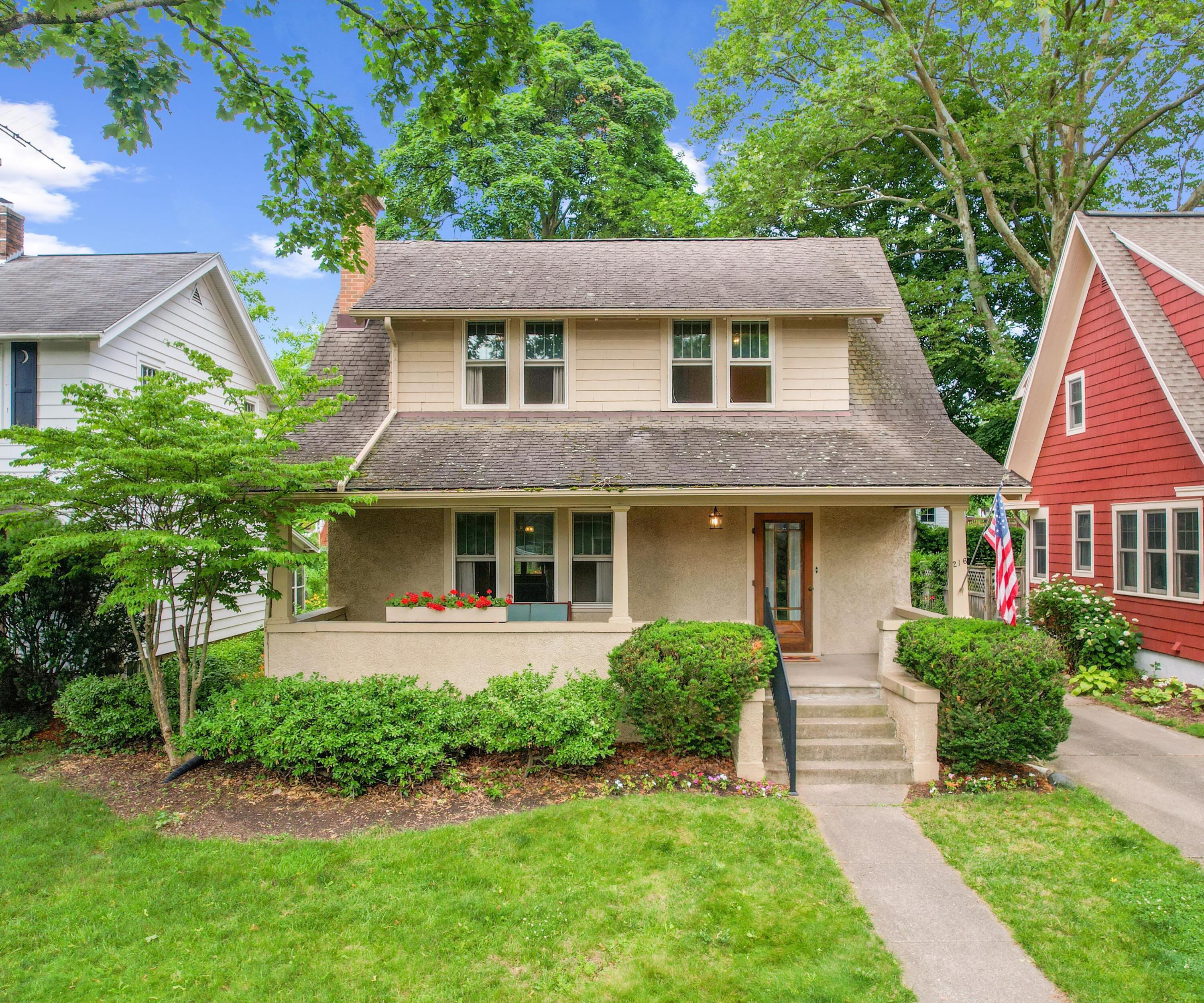 216 Kenwood Avenue
