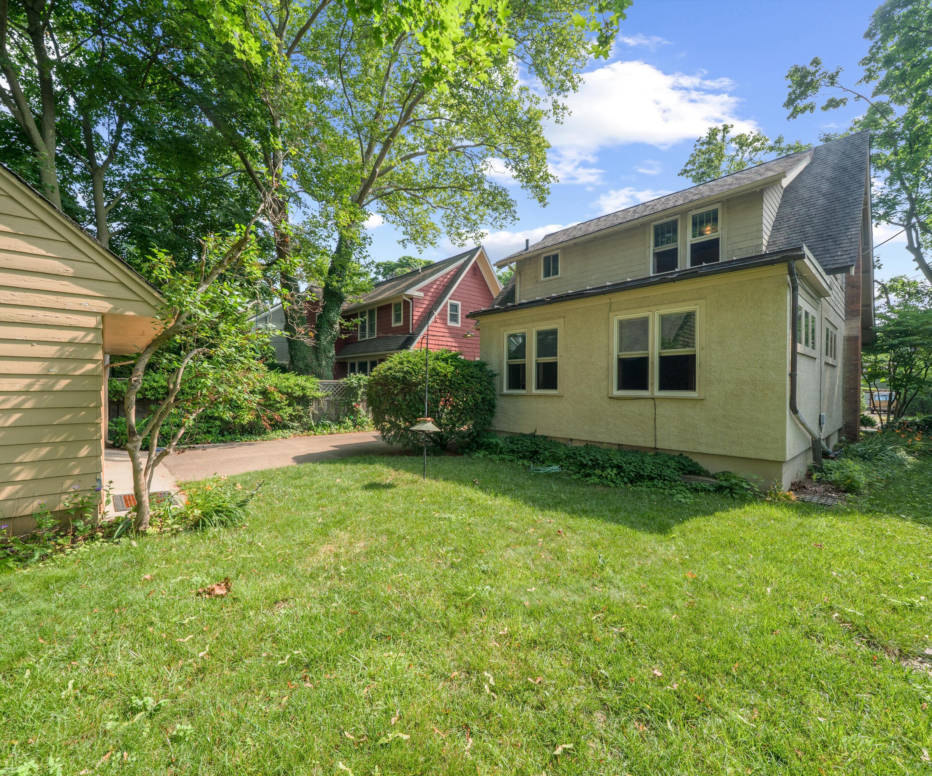 216 Kenwood Avenue