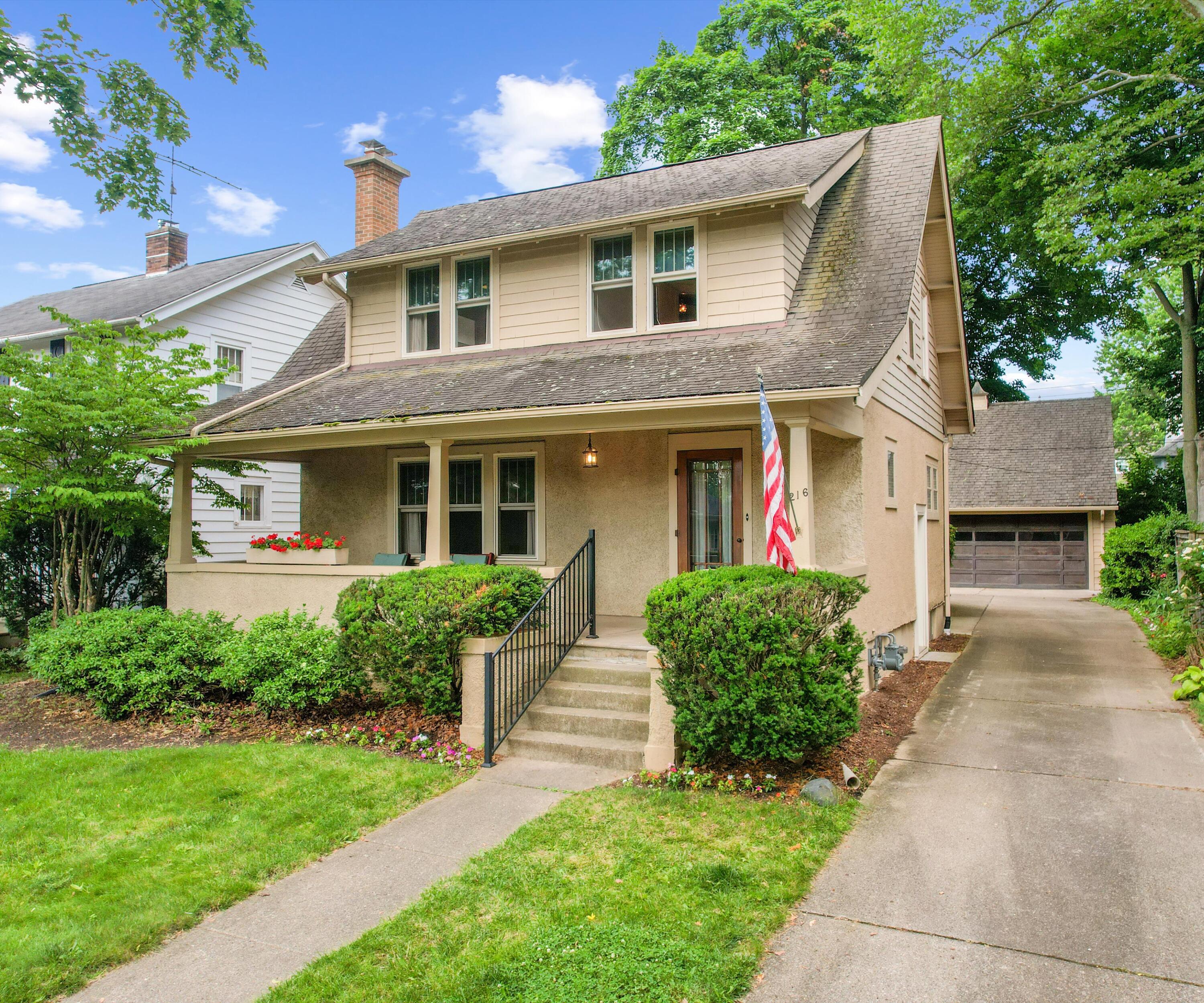 216 Kenwood Avenue