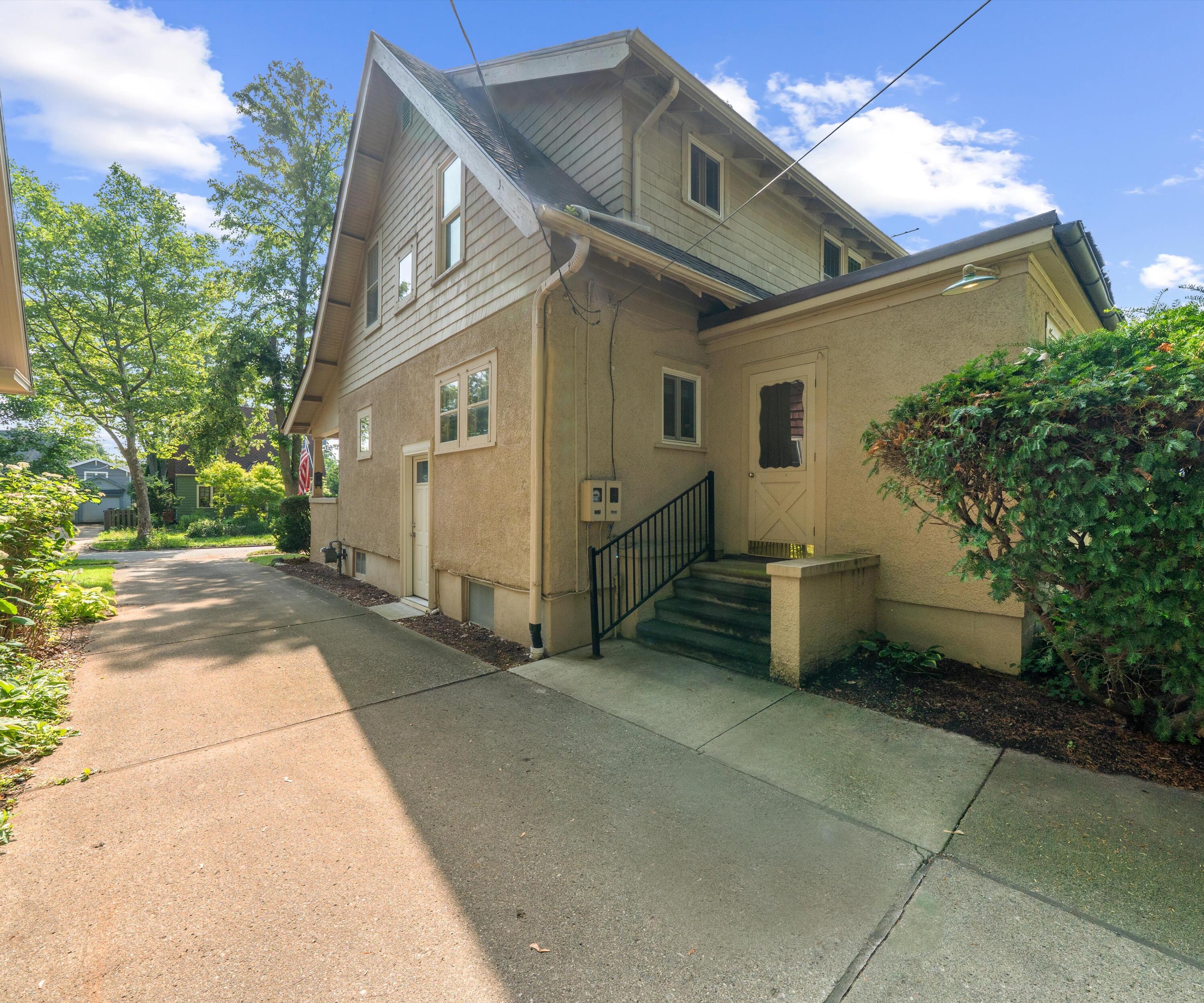 216 Kenwood Avenue