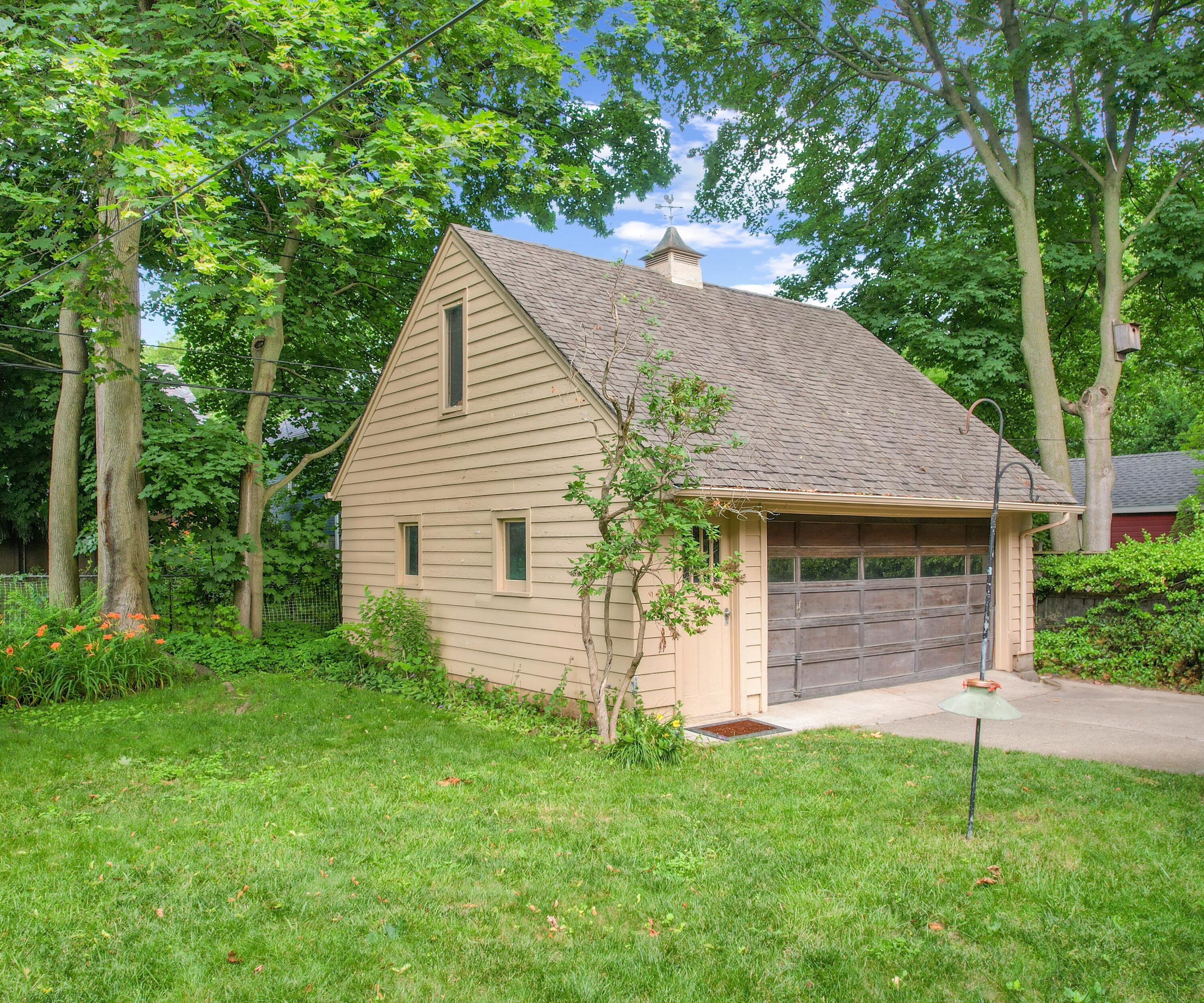 216 Kenwood Avenue