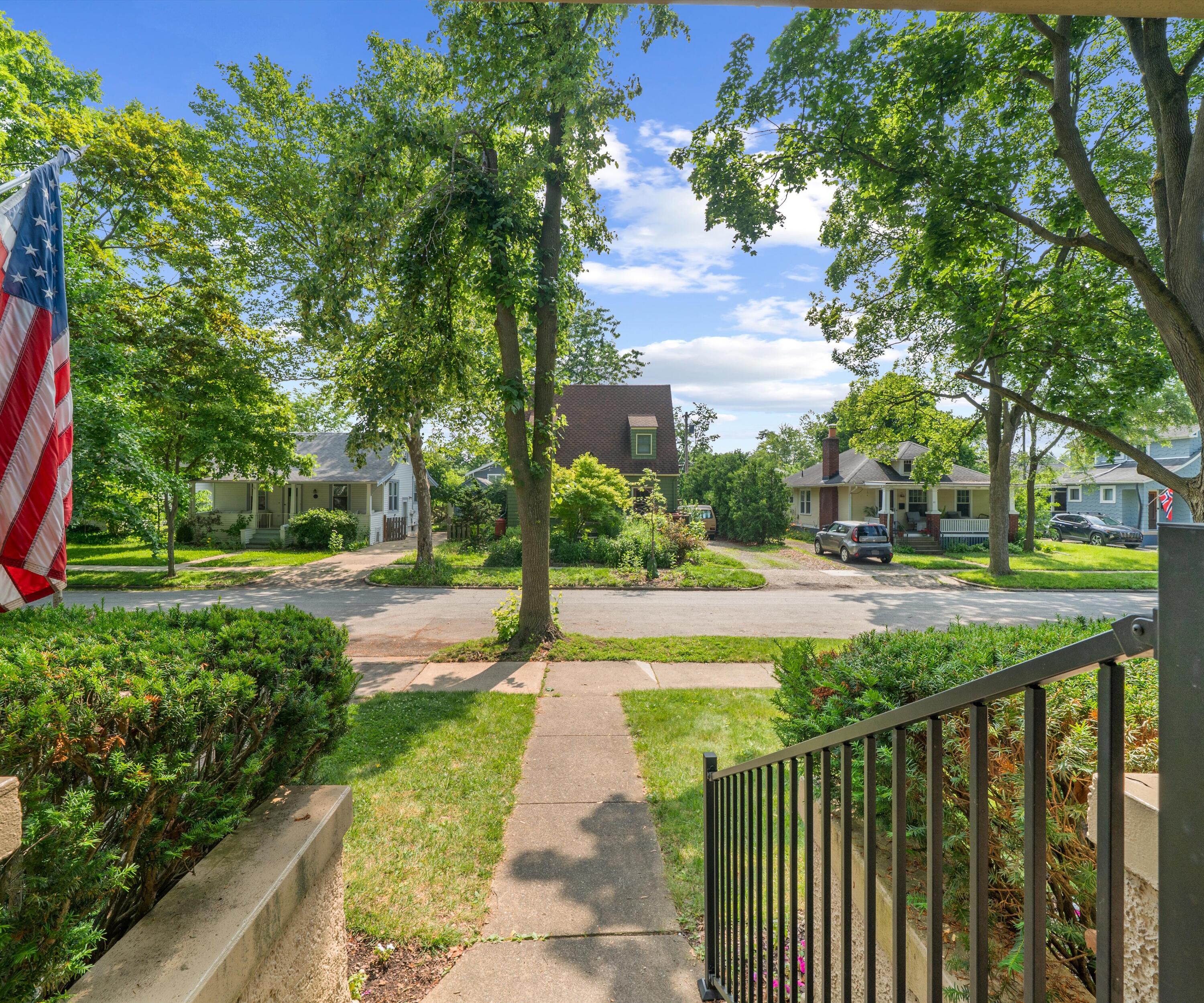 216 Kenwood Avenue
