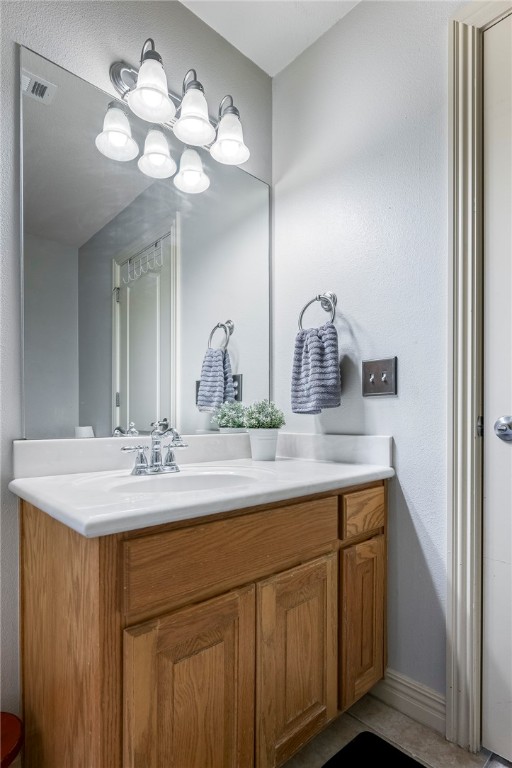 2204 SW Pinoak Avenue