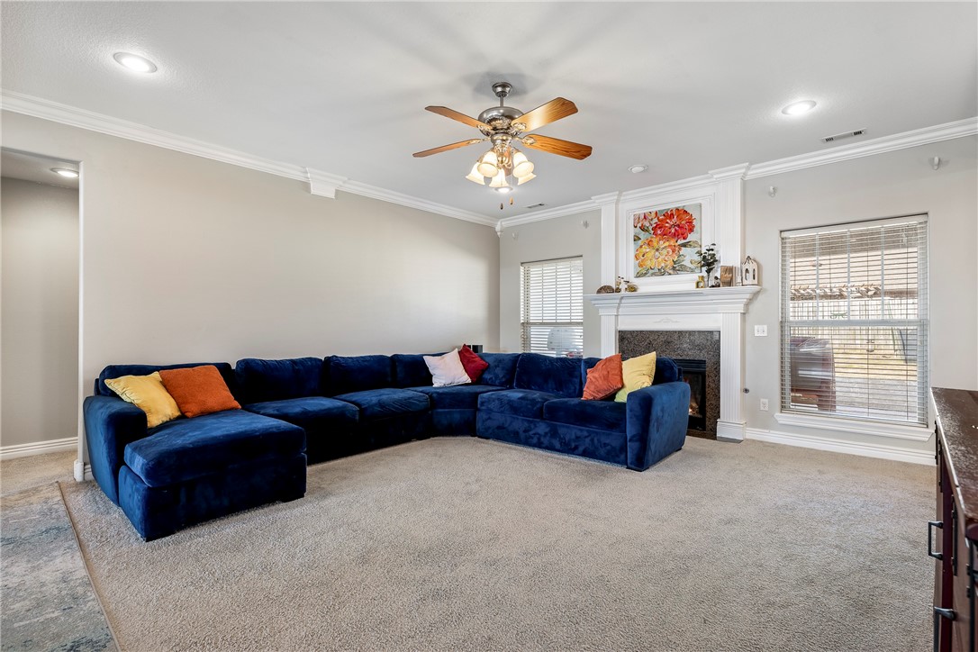 2204 SW Pinoak Avenue