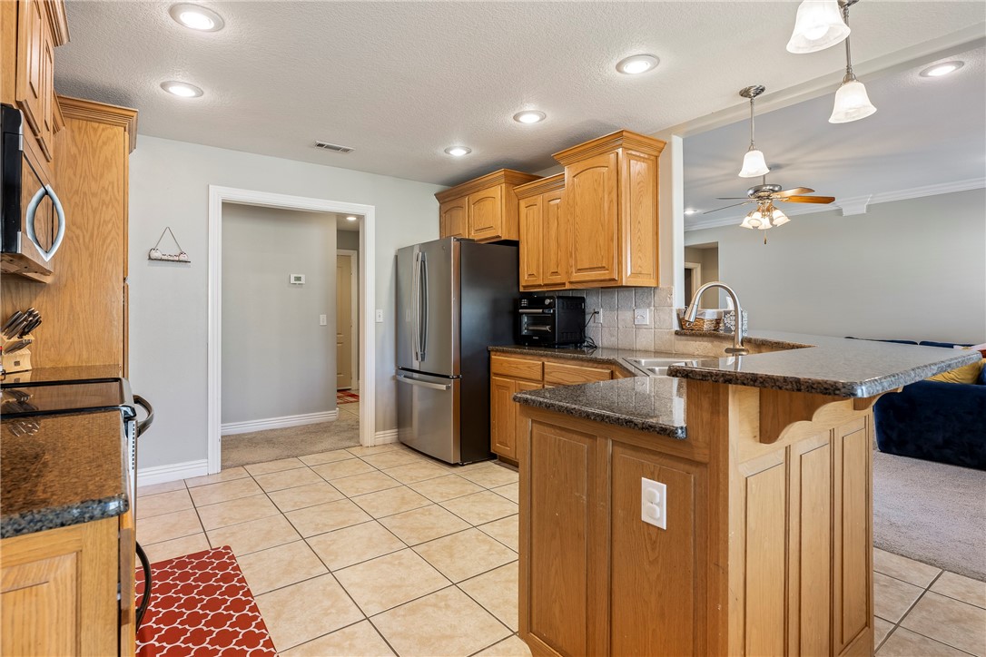 2204 SW Pinoak Avenue