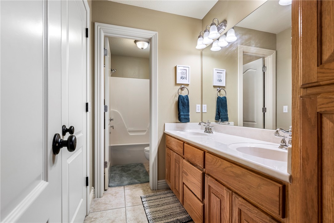 2204 SW Pinoak Avenue