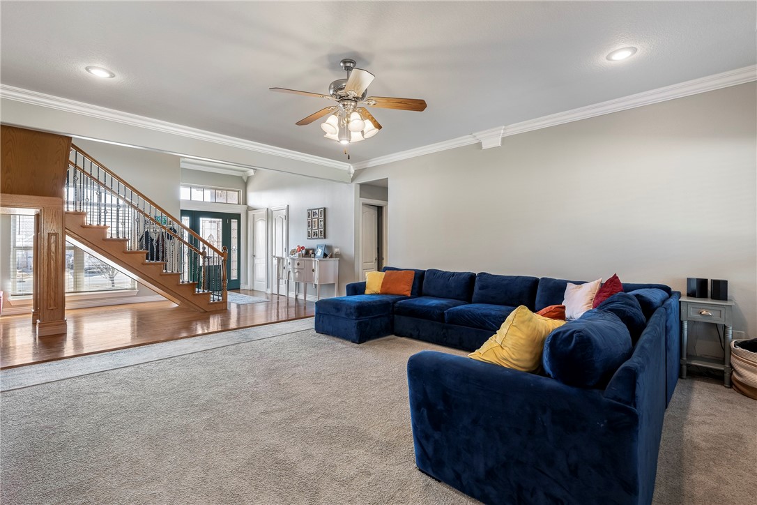 2204 SW Pinoak Avenue