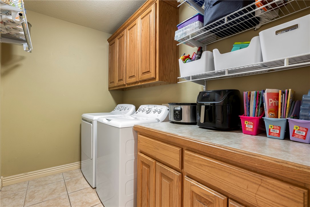 2204 SW Pinoak Avenue