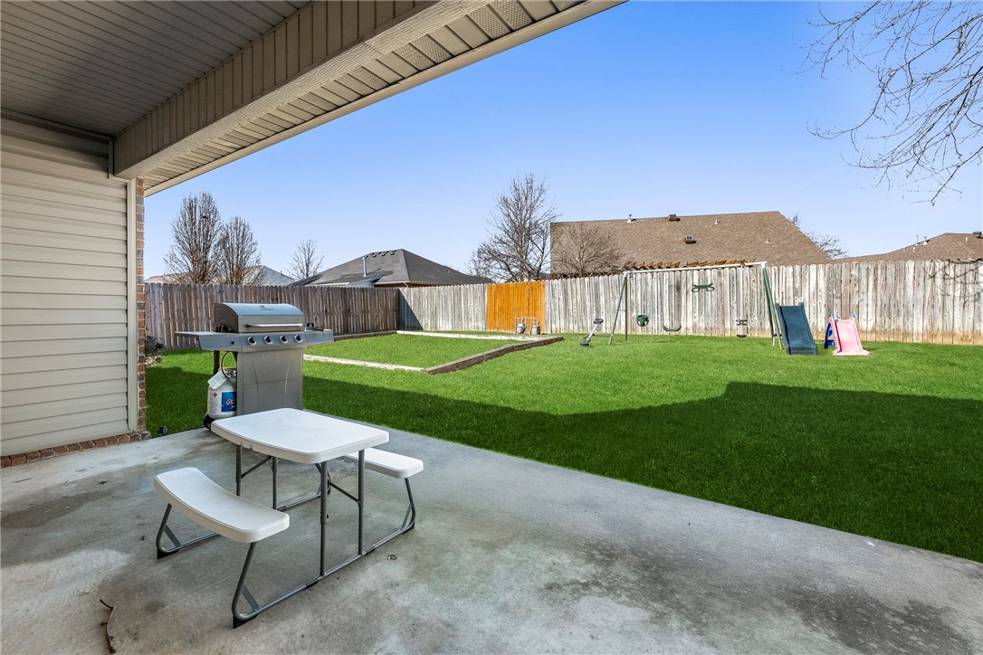 2204 SW Pinoak Avenue