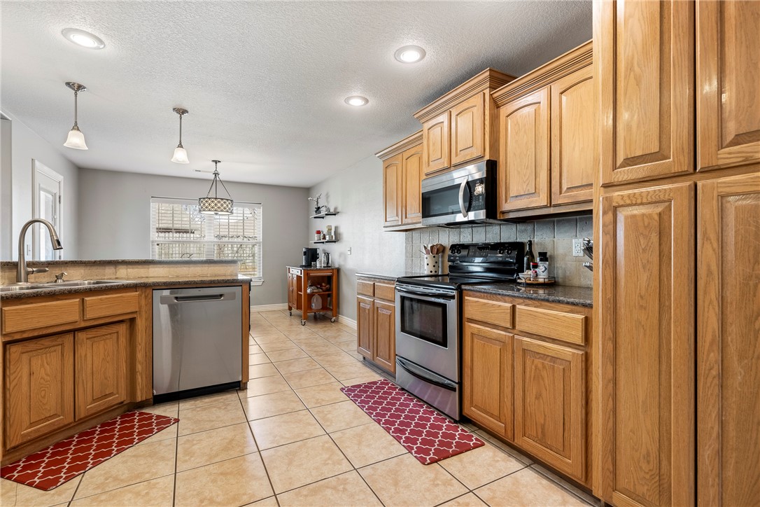 2204 SW Pinoak Avenue